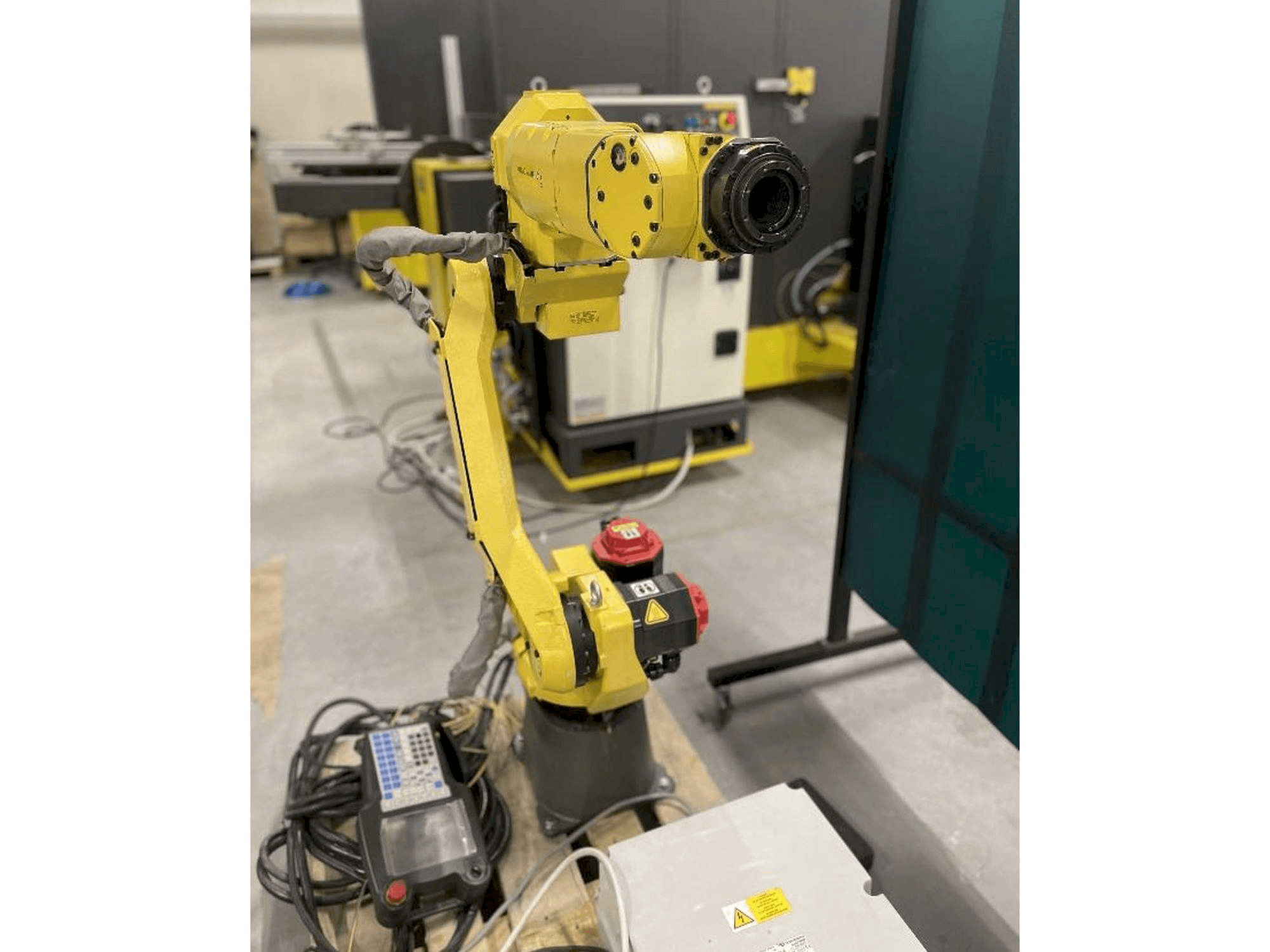 Widok z przodu maszyny FANUC M10iA/12