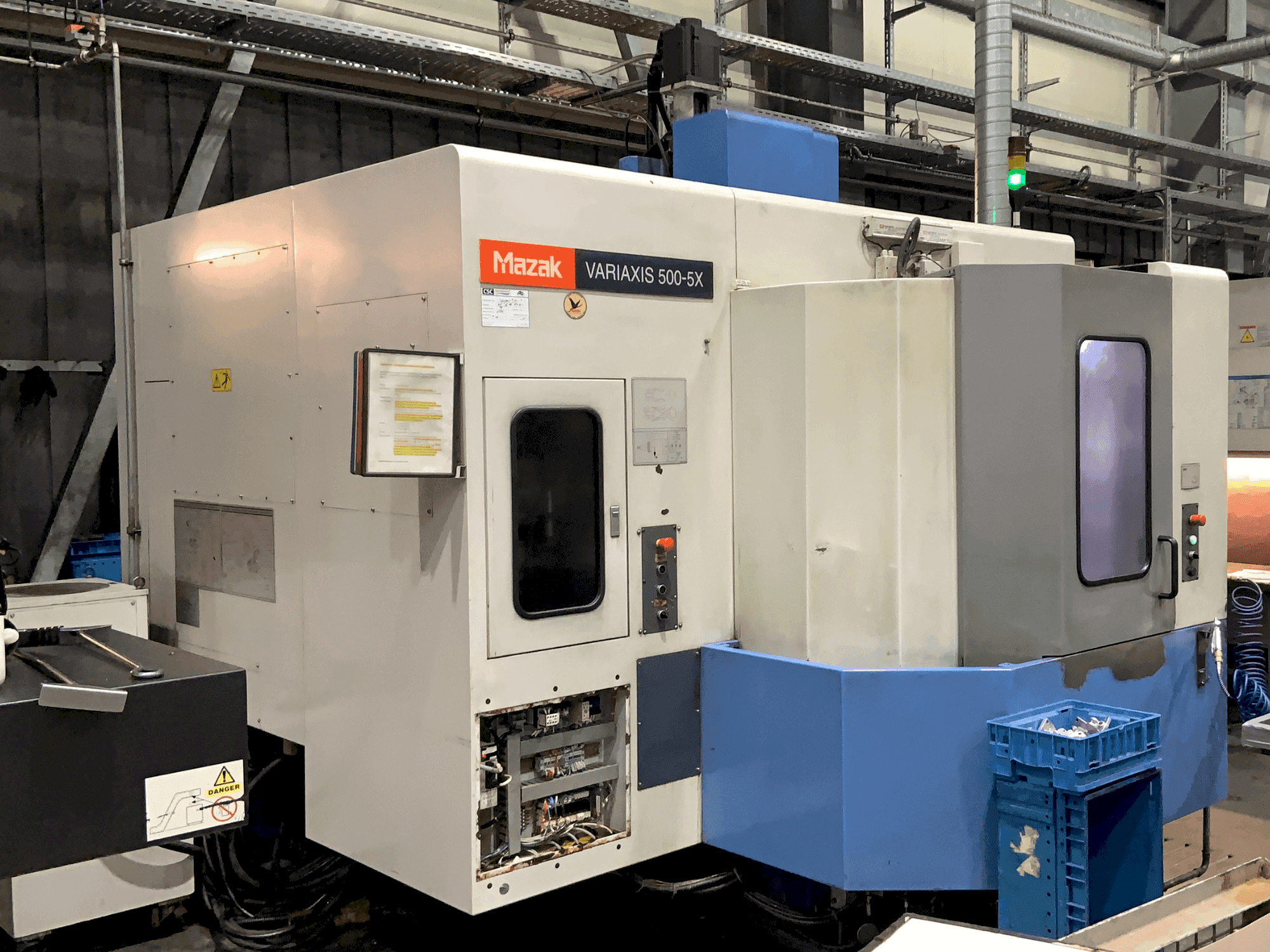 Widok z przodu maszyny Mazak VARIAXIS 500 5X