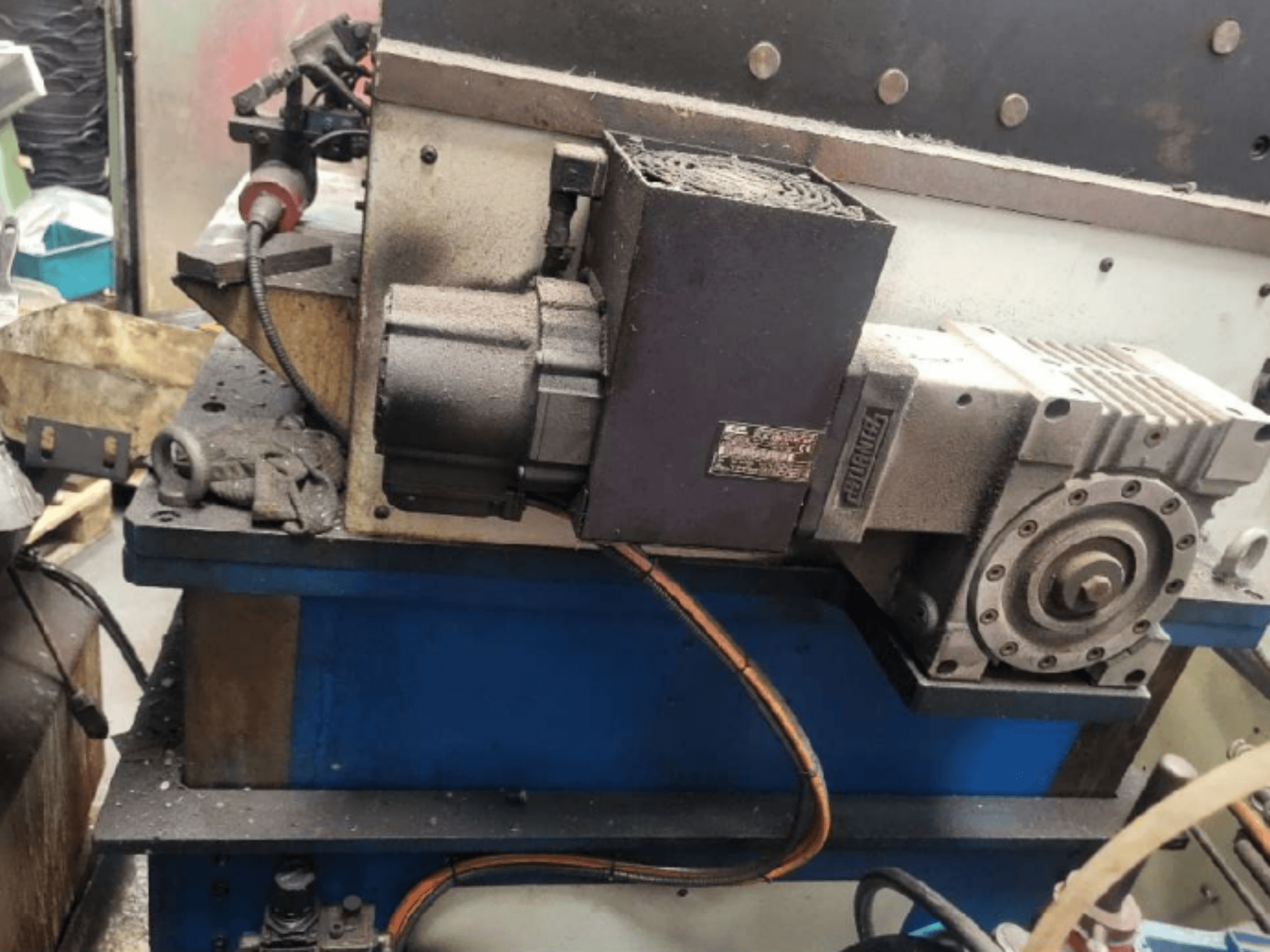 Mechaniczna prasa tłocząca PRESSIX 160 CNR 6, widok z boku pokazujący silnik i połączenia na niebieskiej platformie.