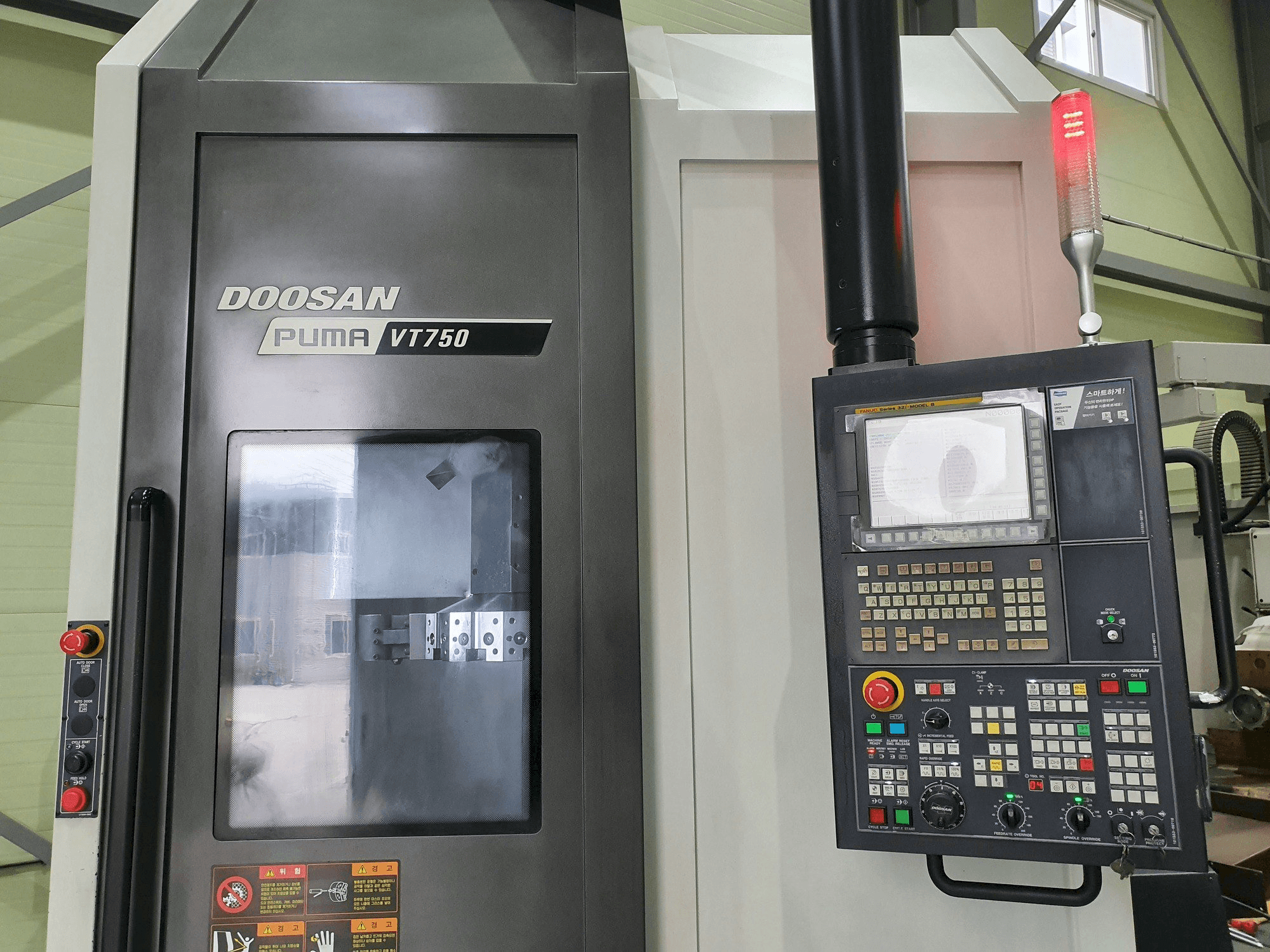 Widok z przodu maszyny Doosan VT750