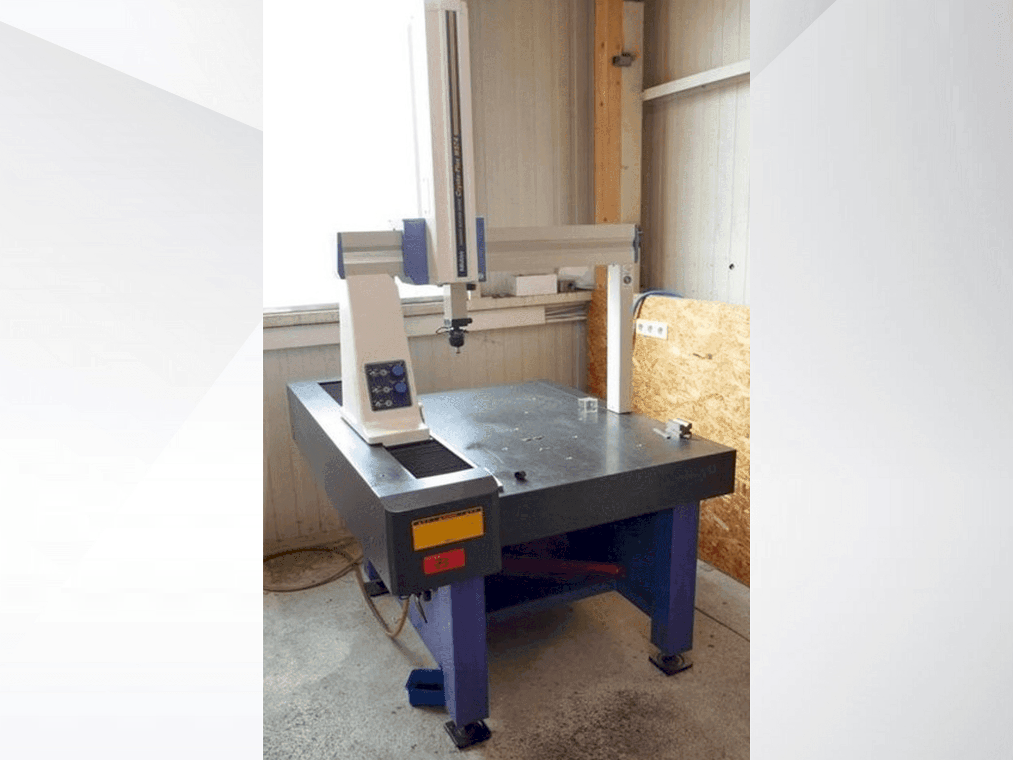 Widok z przodu maszyny Mitutoyo Crysta-Plus M574