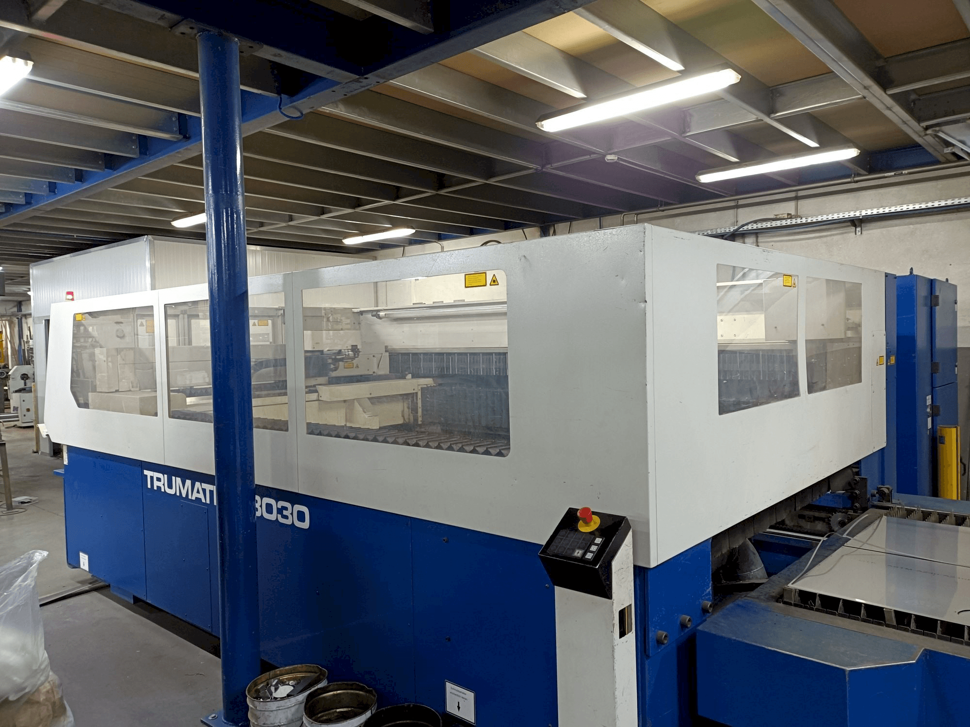 Widok z przodu maszyny Trumpf Trumatic L3030