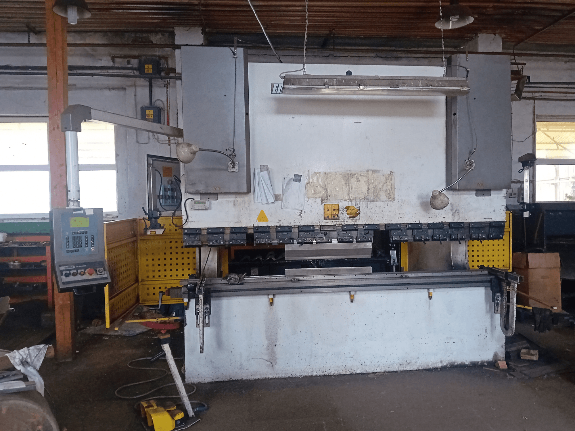 Prasa hydrauliczna ERMAK CNC HAP 3100x300 pokazana w widoku z przodu, z panelem sterowania i stołem warsztatowym.