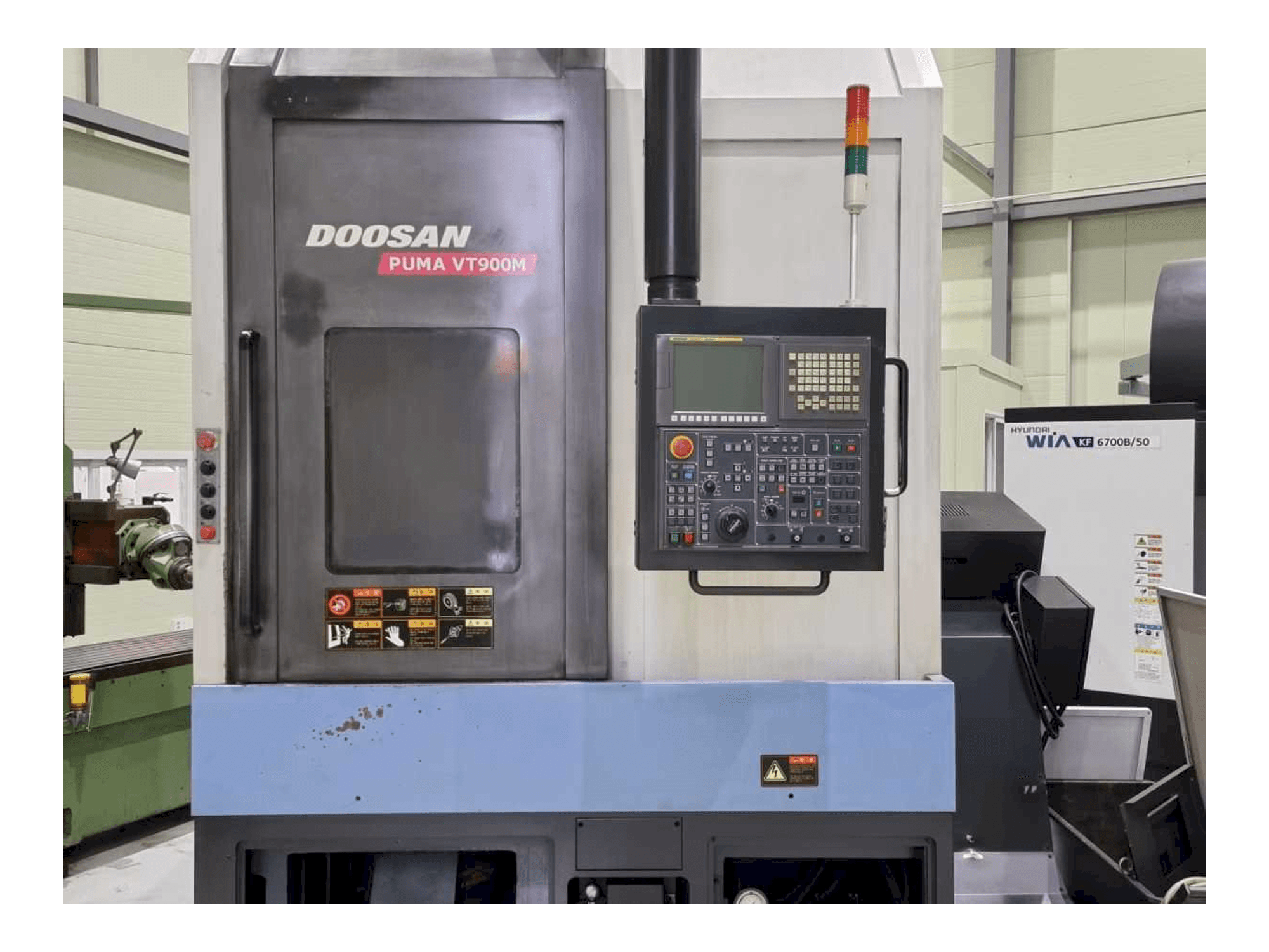 Widok z przodu maszyny Doosan PUMA VT900M