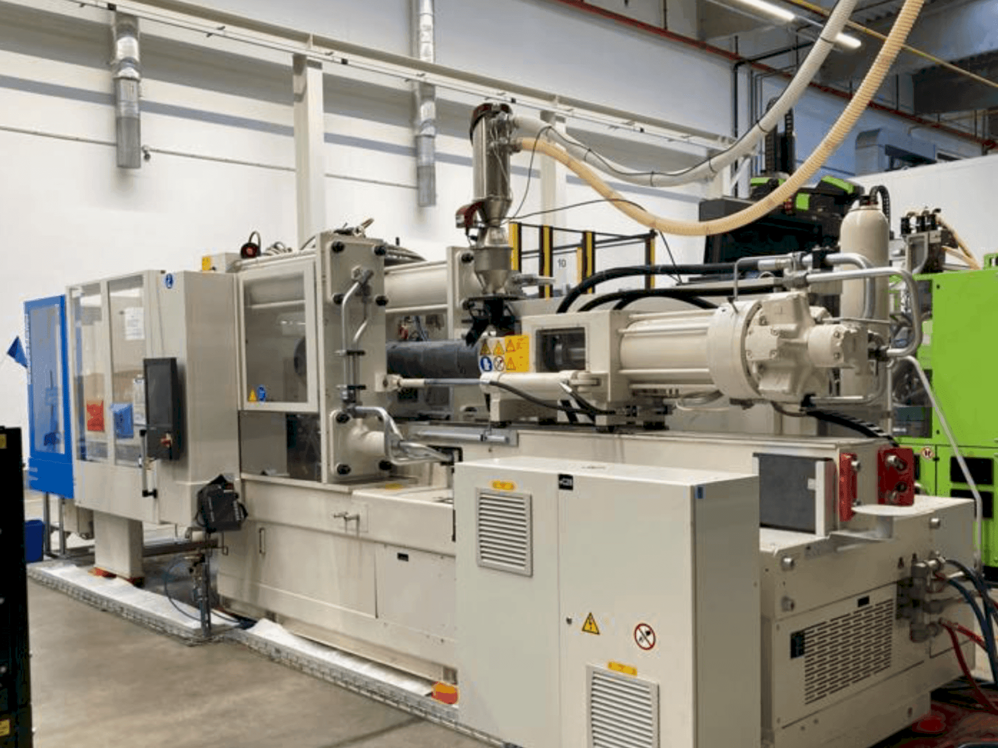 Widok z przodu maszyny Krauss Maffei 420-2000 CX