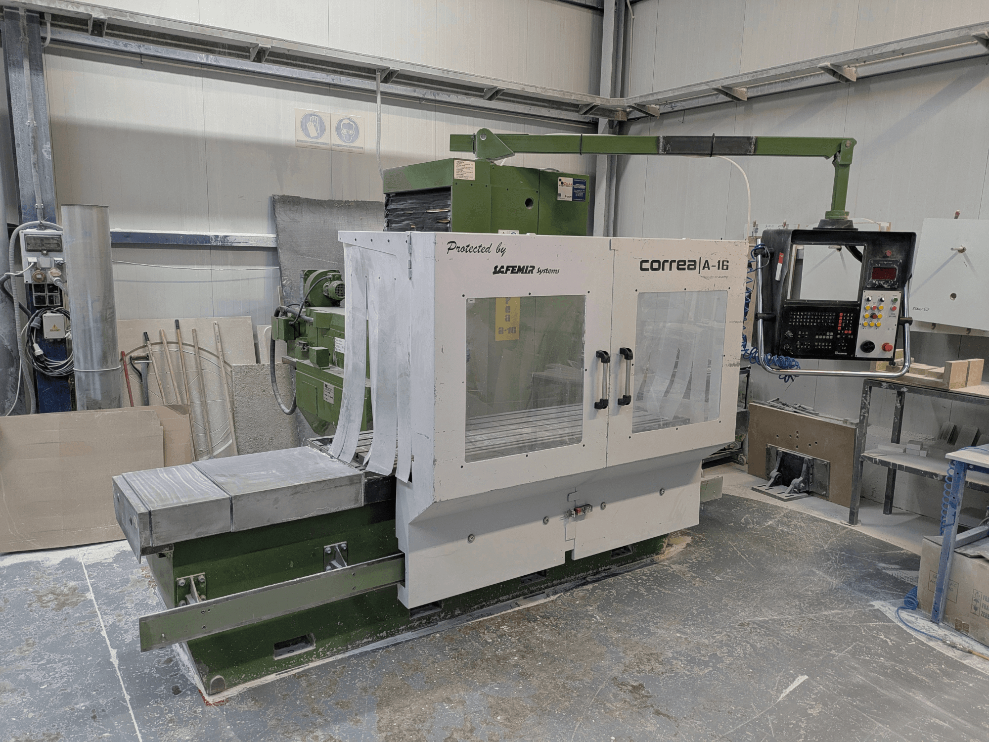 Frezarka Correa A-16 w warsztacie, widok z przodu z panelem sterowania i powierzchnią roboczą, prezentująca wzornictwo przemysłowe i funkcjonalność.