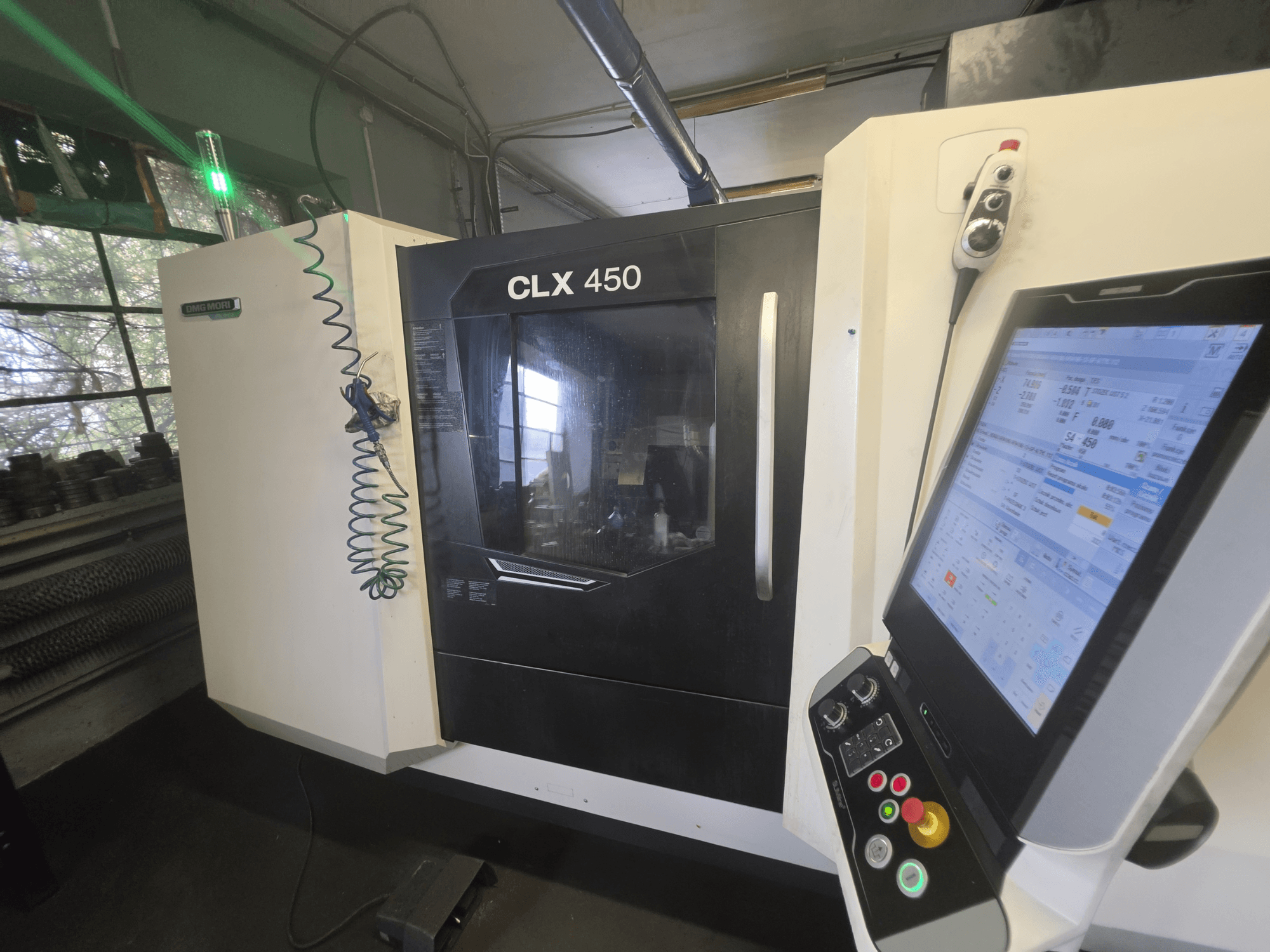 Pozioma tokarka DMG MORI CLX 450 V3, widok z przodu z panelem sterowania i monitorem wyświetlającym dane operacyjne.