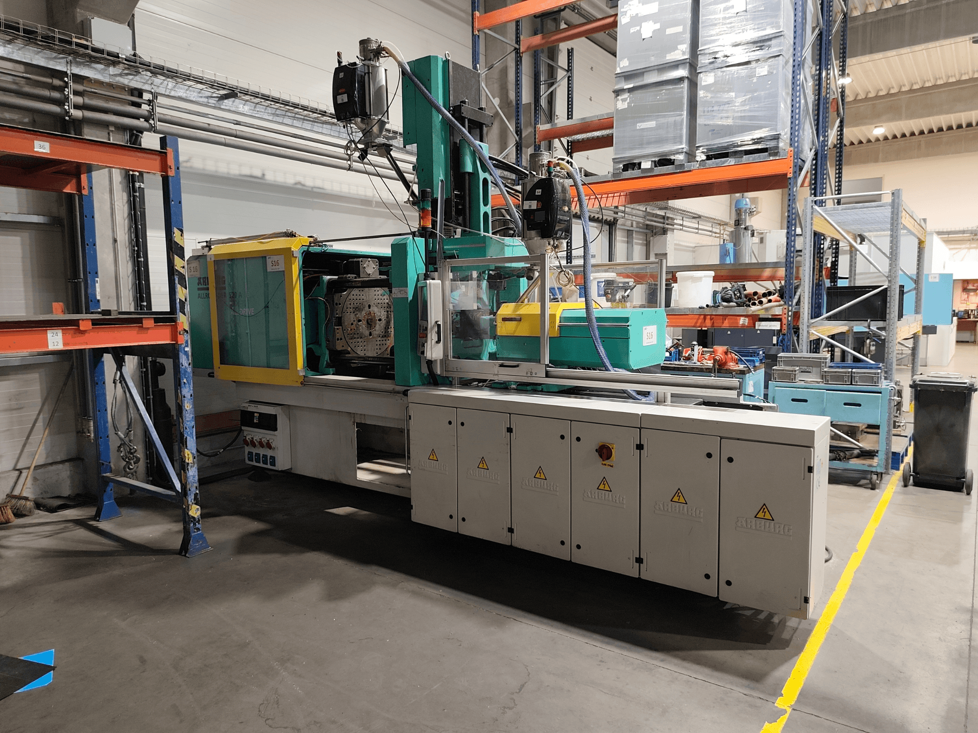 Hydrauliczna wtryskarka Arburg Allrounder 520 A 1500-70 Alldrive, widok z boku w warunkach fabrycznych.
