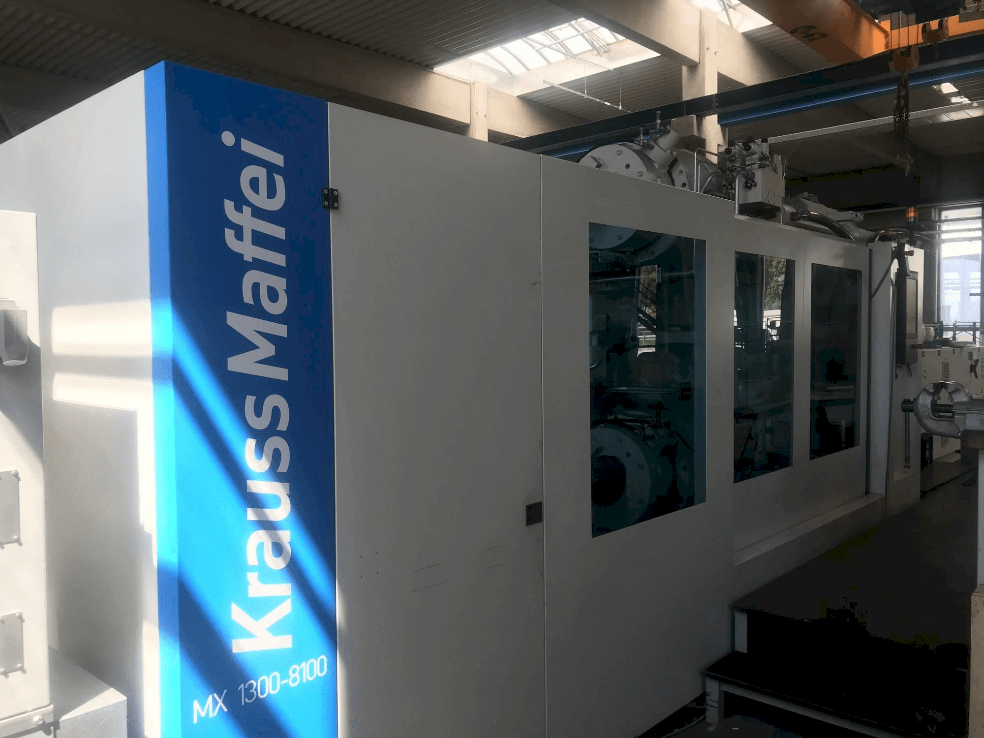 Widok z przodu maszyny Krauss Maffei 1300-8100 MX