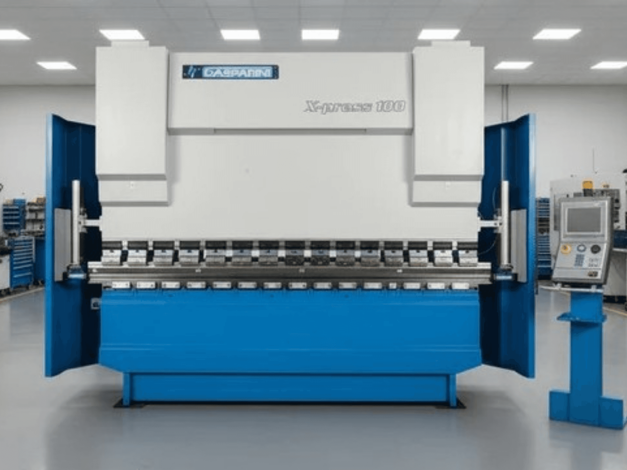 Prasa hydrauliczna GASPARINI X-Press 100, widok z przodu, z niebieską obudową i panelem sterowania po prawej stronie.