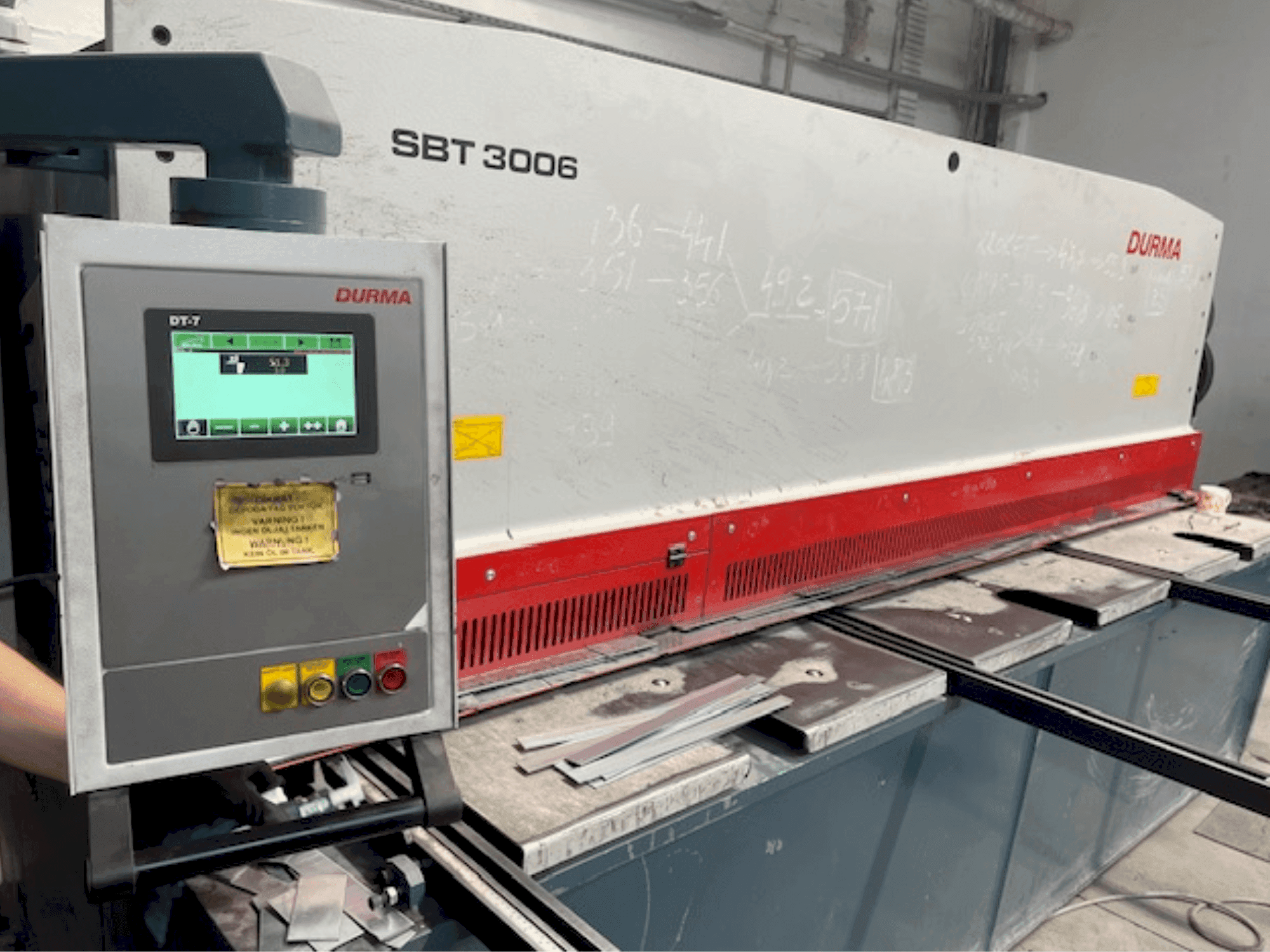 Widok z przodu maszyny Durma SBT 3006