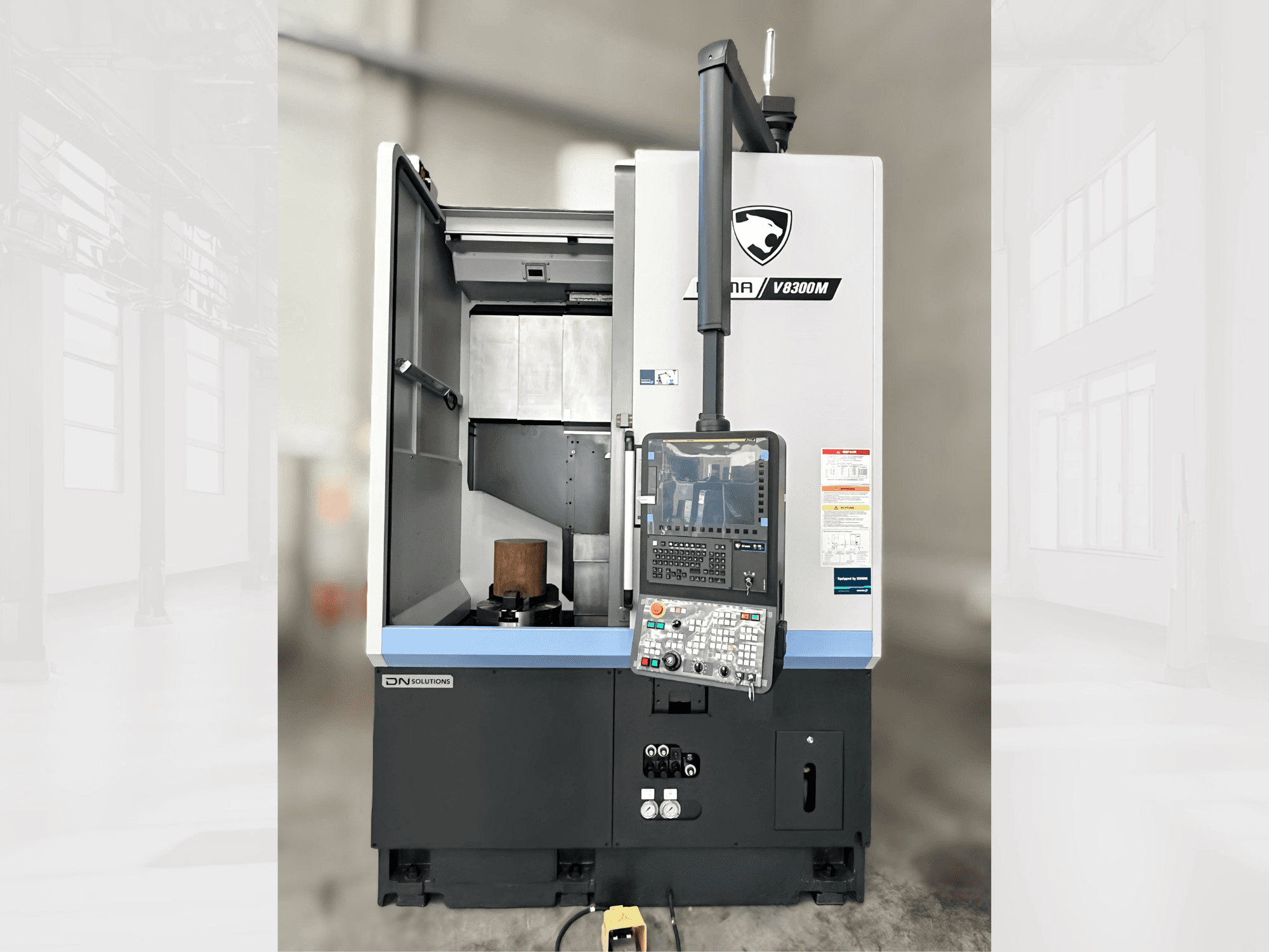 Pionowa tokarka Puma V8300MR w widoku z przodu, z panelem sterowania i otwartymi drzwiami prezentującymi wnętrze.