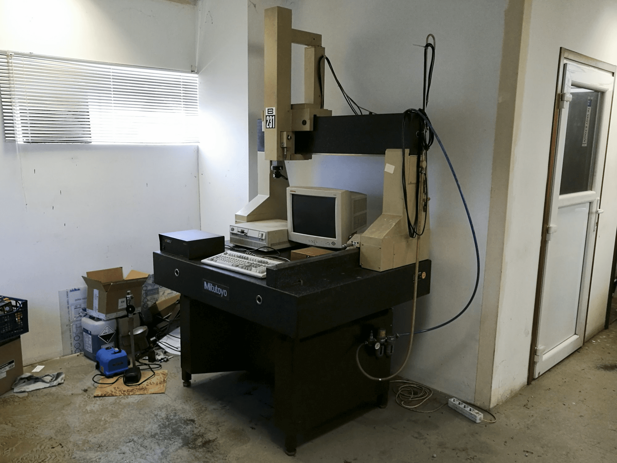 Widok z prawej maszyny Mitutoyo B-231