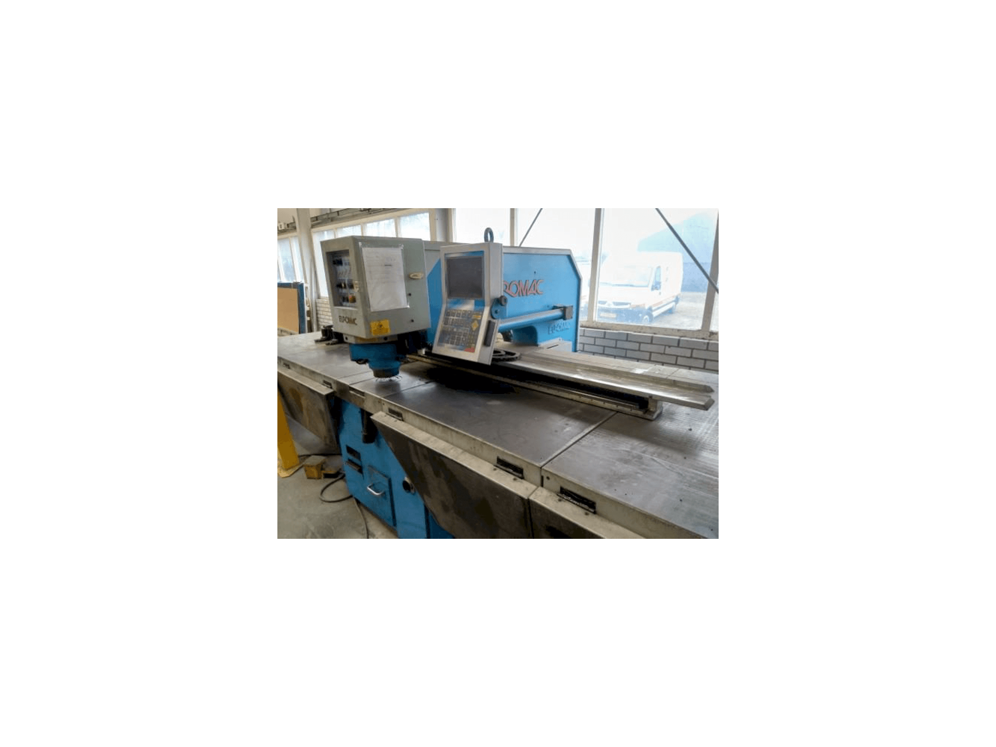 Widok z przodu maszyny Euromac CX 1000/30