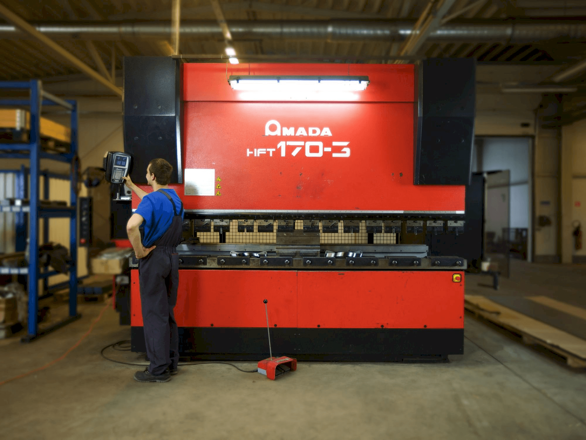 Widok z przodu maszyny AMADA HFT 170-3