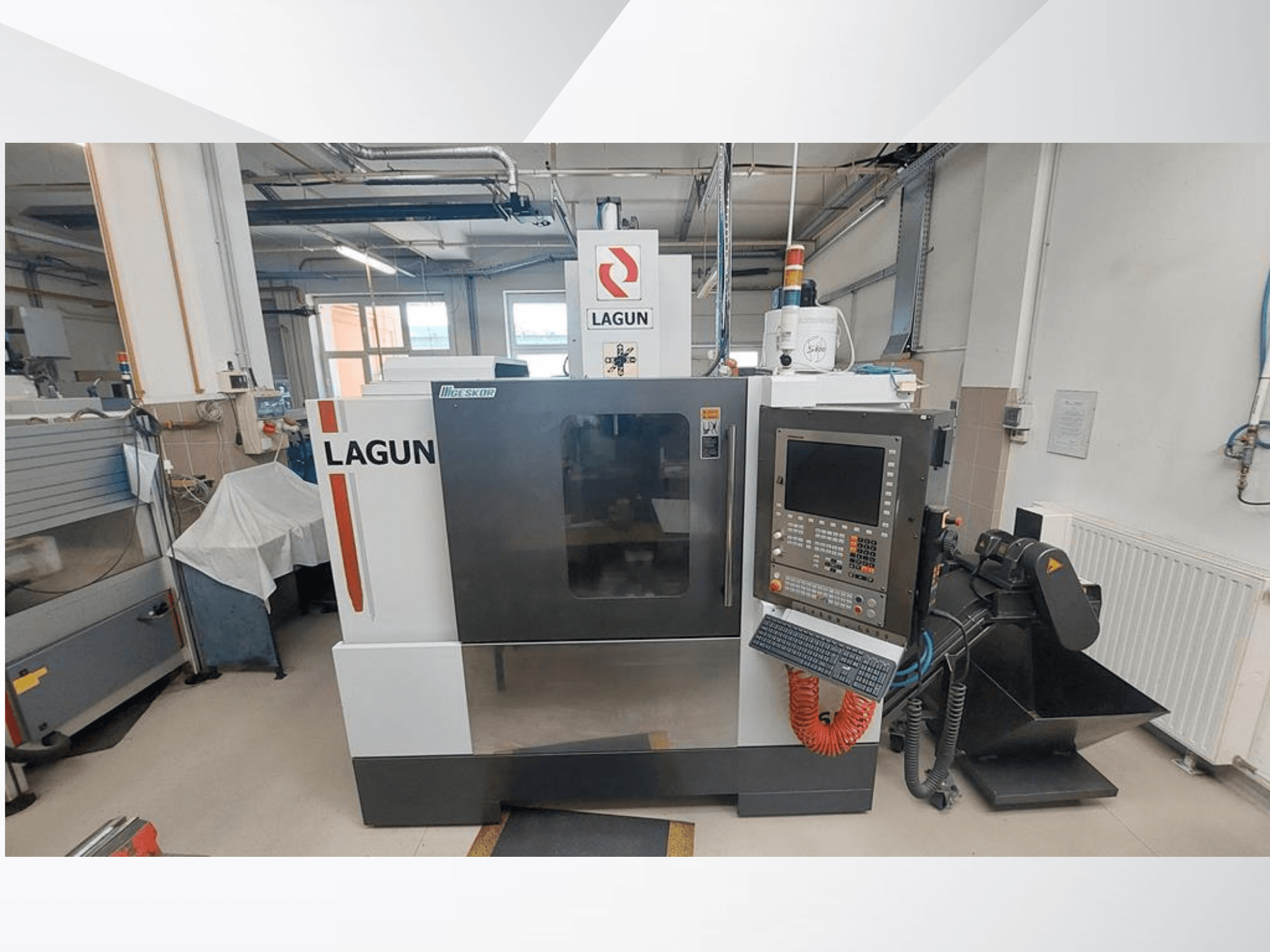 Pionowe centrum obróbcze LAGUN L650 widziane z przodu, z widocznym panelem sterowania, dużym obszarem roboczym oraz systemem odpylania.