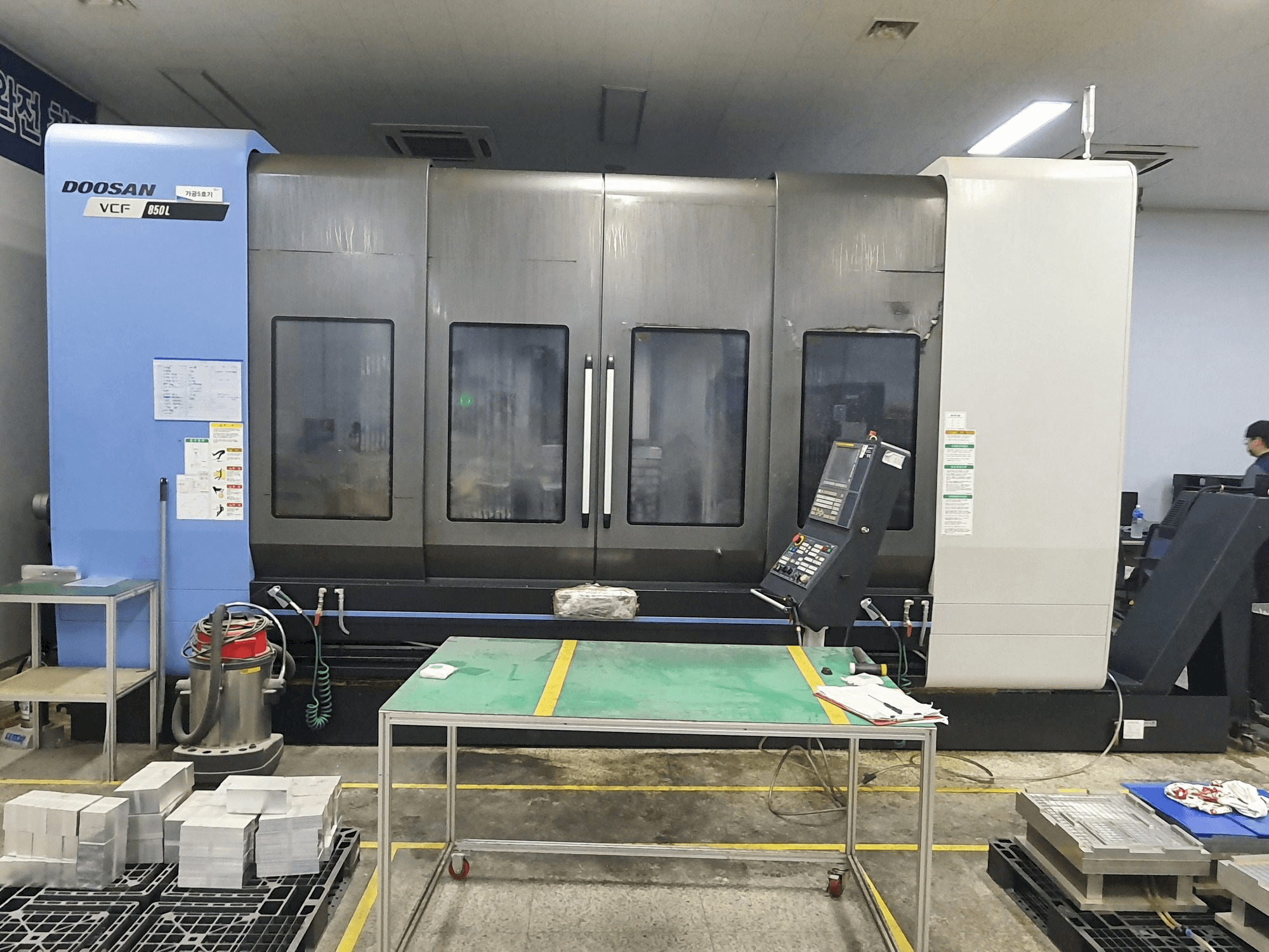 Widok z przodu maszyny Doosan VCF850L