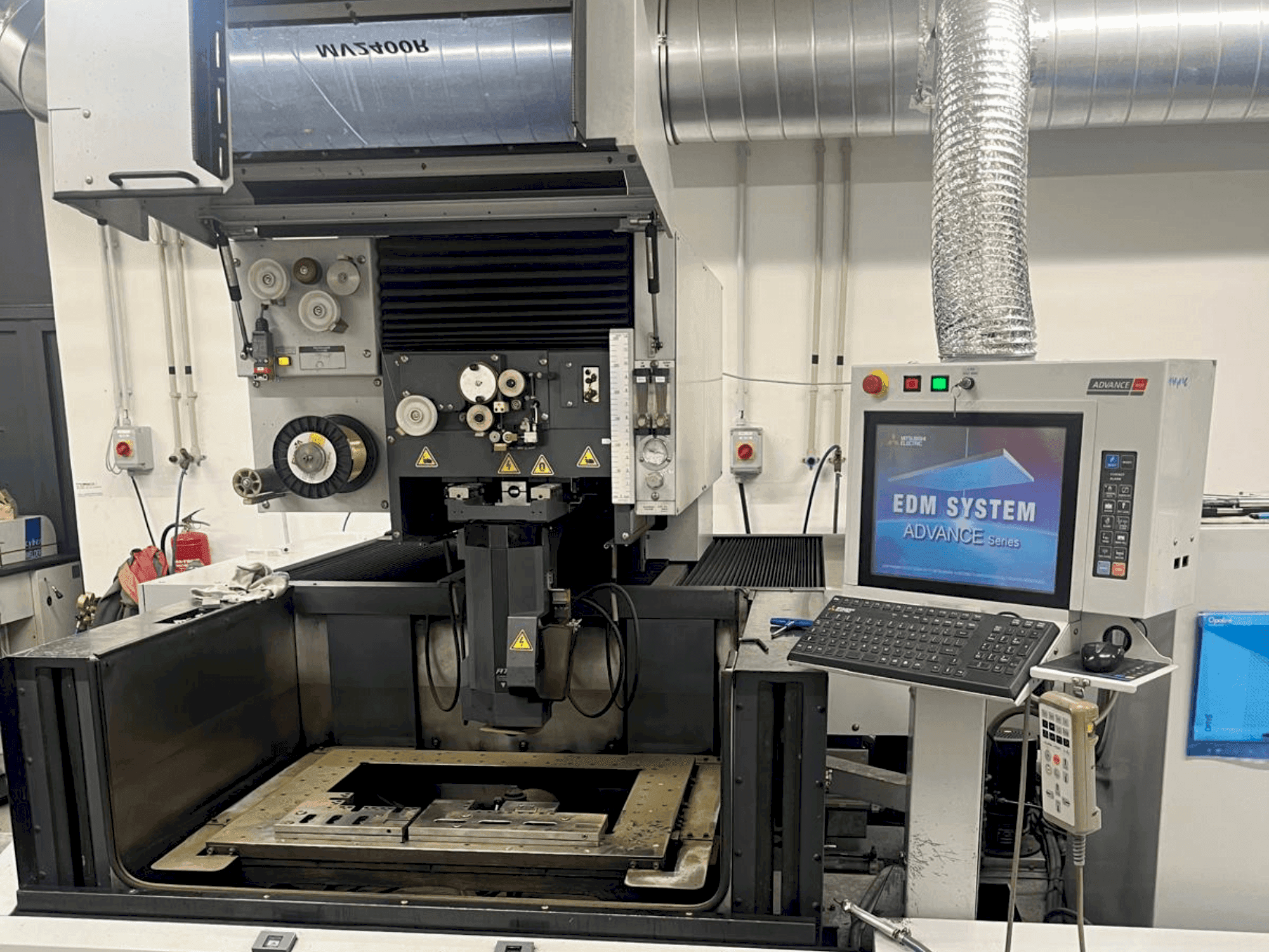 Widok z przodu maszyny Mitsubishi MV2400 R