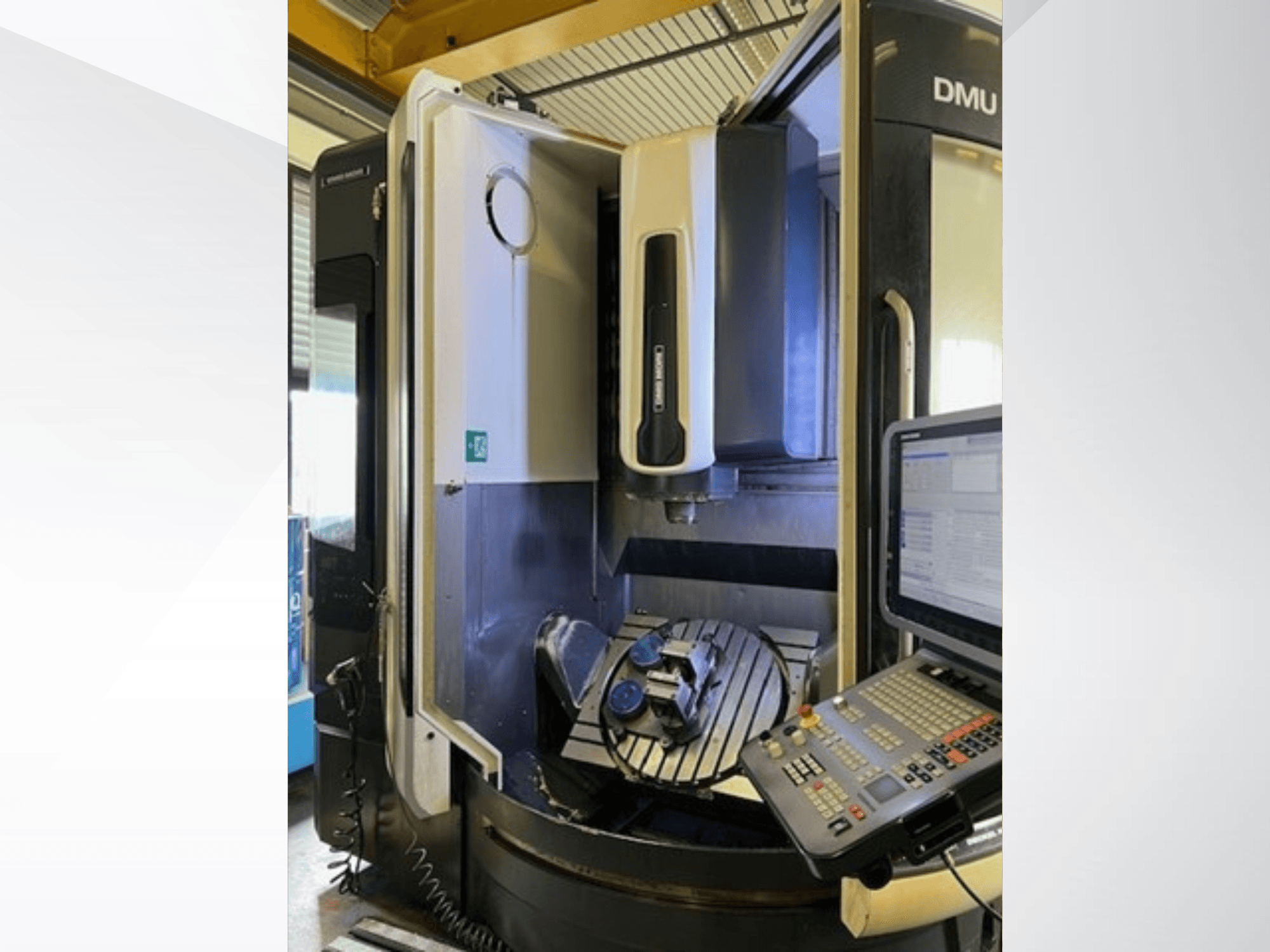 Uniwersalne centrum obróbkowe DMG MORI DMU 75 Monoblock, widok z przodu, panel sterowania i obrabiany przedmiot na stole.