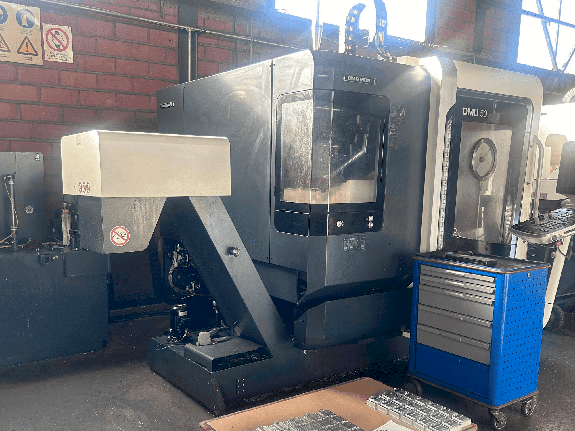 Widok z przodu maszyny DMG MORI DMU 50
