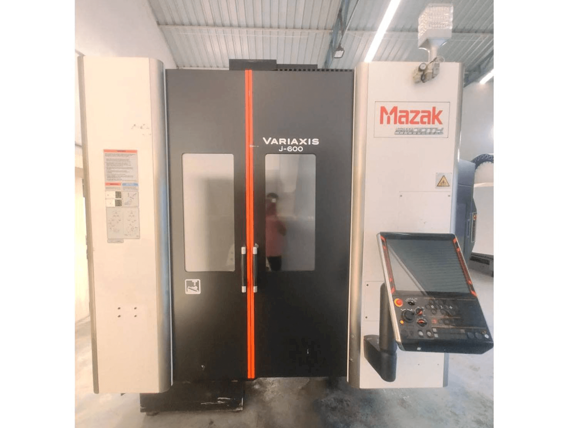 Widok z przodu maszyny Mazak Variaxis J-600