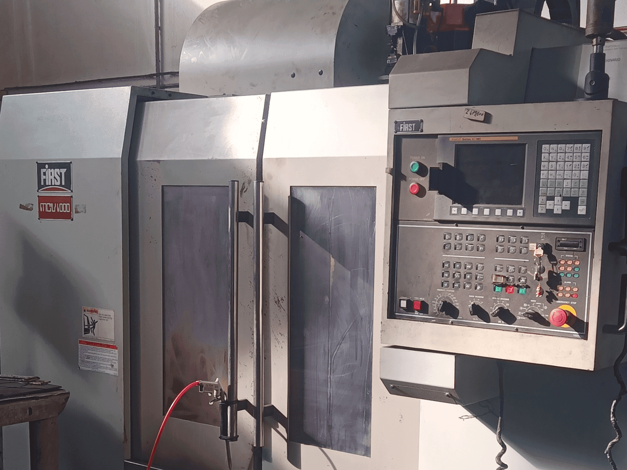 Widok z przodu maszyny FIRST MCV-100