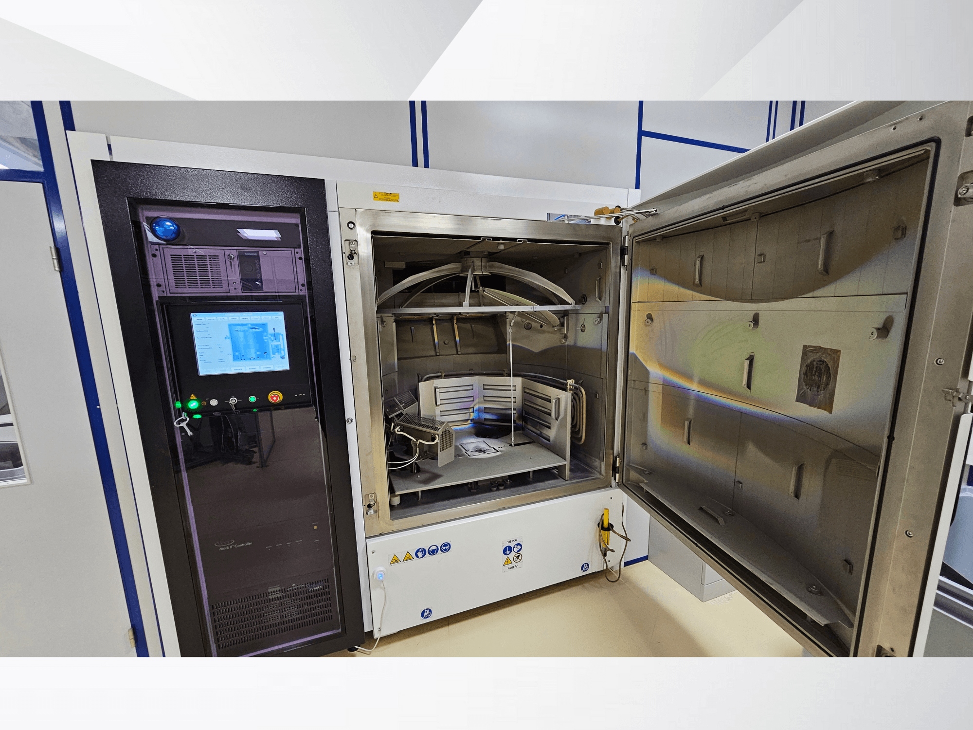 Panel sterowania komory testowej nieznanej marki, widok z przodu; pokazuje ekran dotykowy, wskaźniki i otwarte drzwi odsłaniające wnętrze.