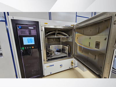 Panel sterowania komory testowej nieznanej marki, widok z przodu; pokazuje ekran dotykowy, wskaźniki i otwarte drzwi odsłaniające wnętrze.