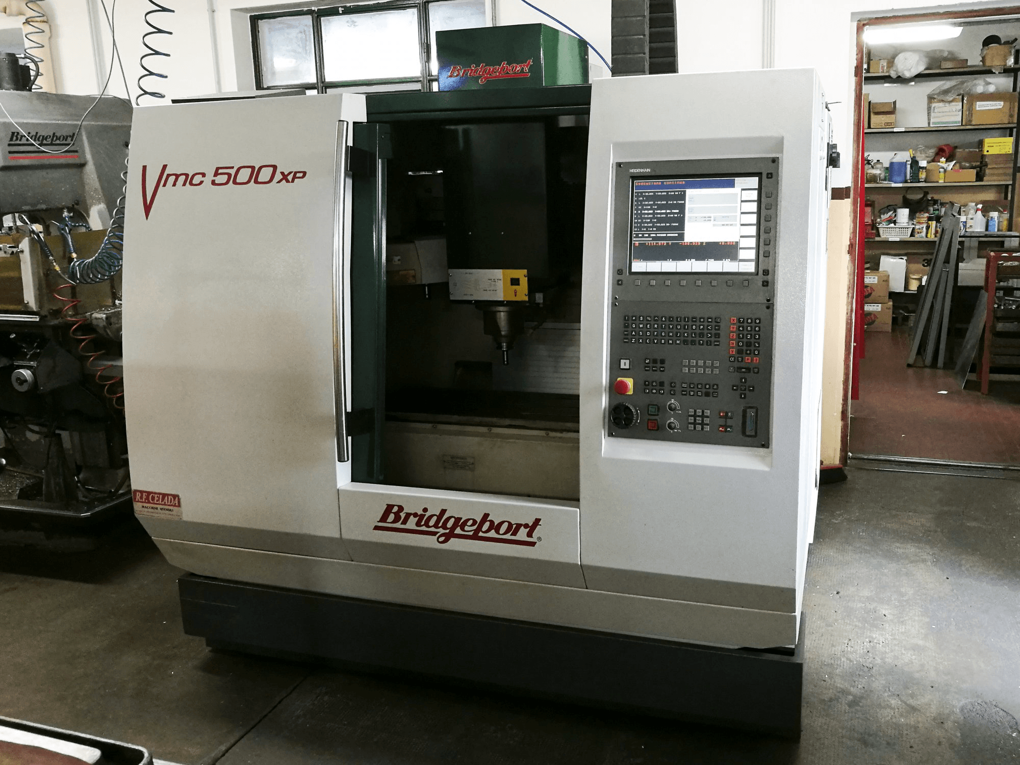 Widok z przodu maszyny Bridgeport VMC 500 XP