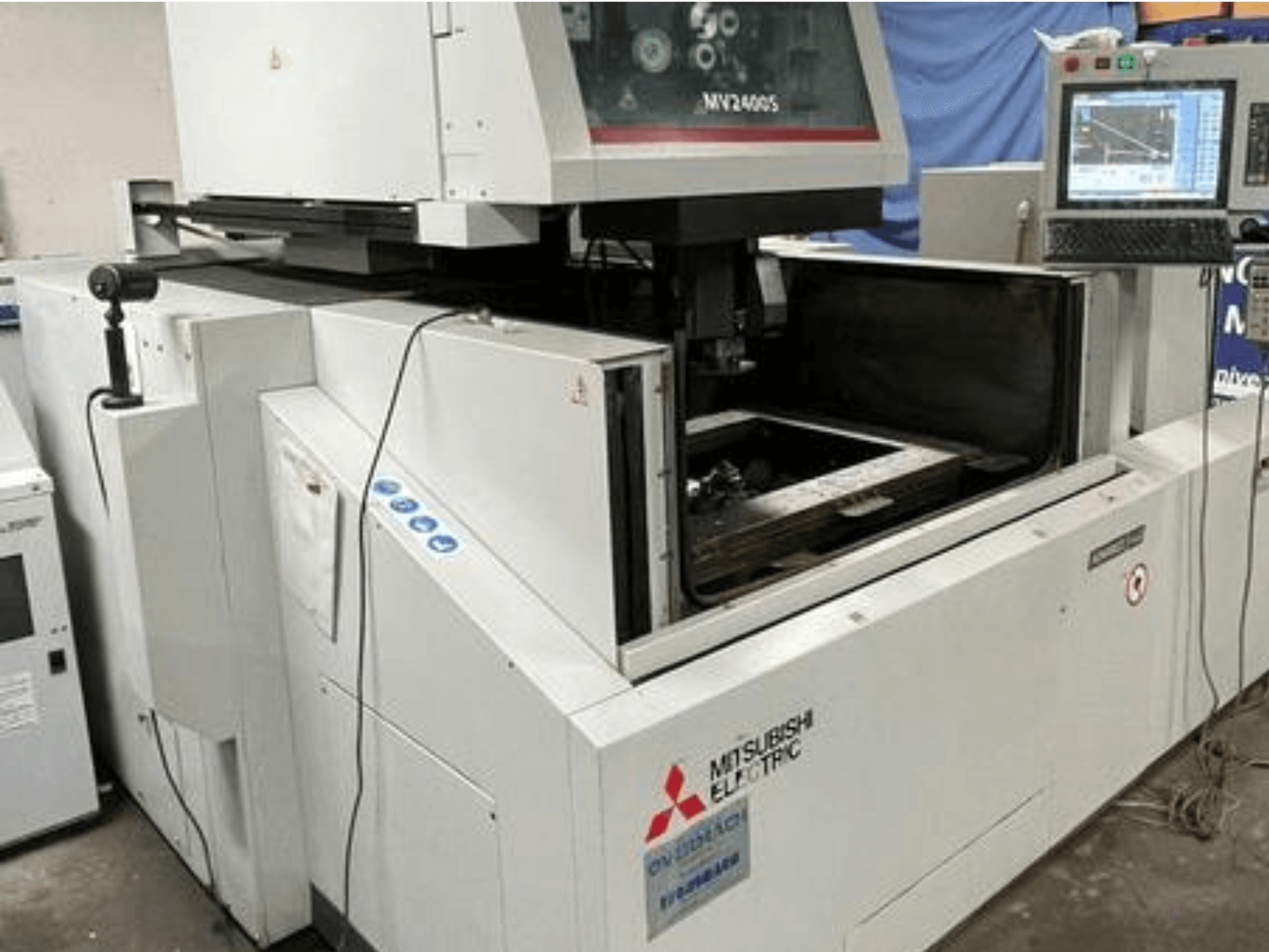 Elektrodrążarka drutowa Mitsubishi Electric MV2400S, widok z przodu, pokazujący panel sterowania i otwarty obszar roboczy.