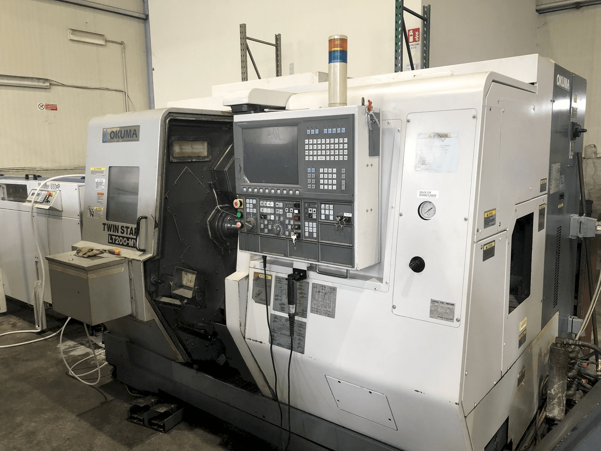 Widok z przodu maszyny Okuma LT200-MY