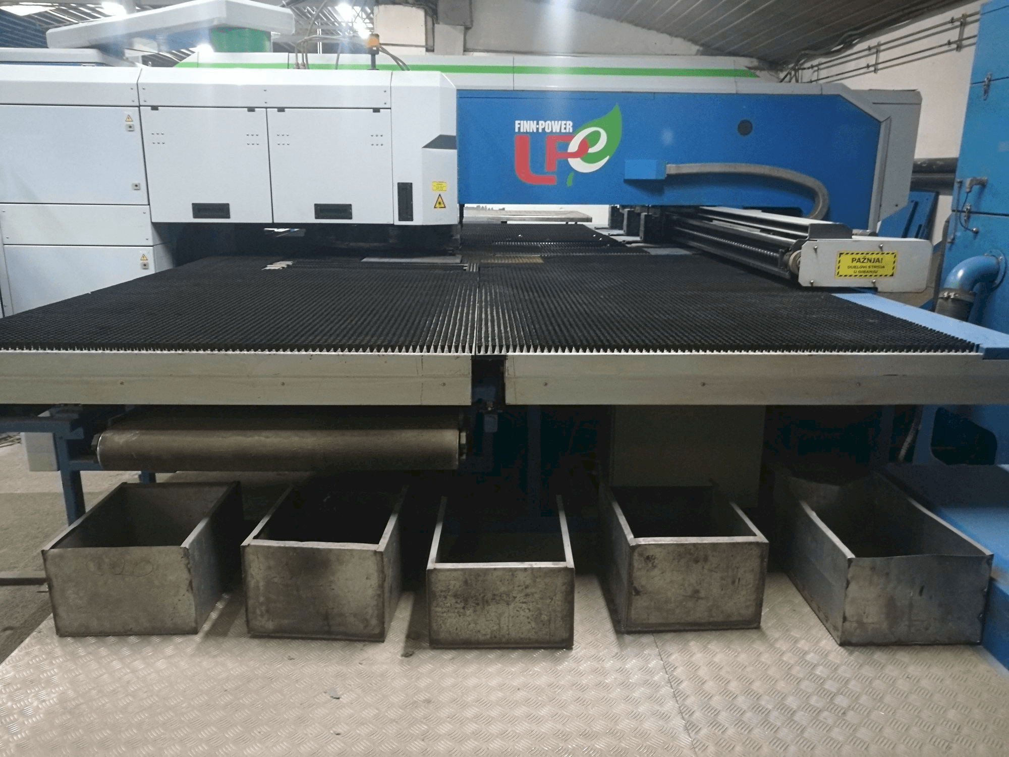 Widok z przodu maszyny Finn-Power LPE5 SWUH