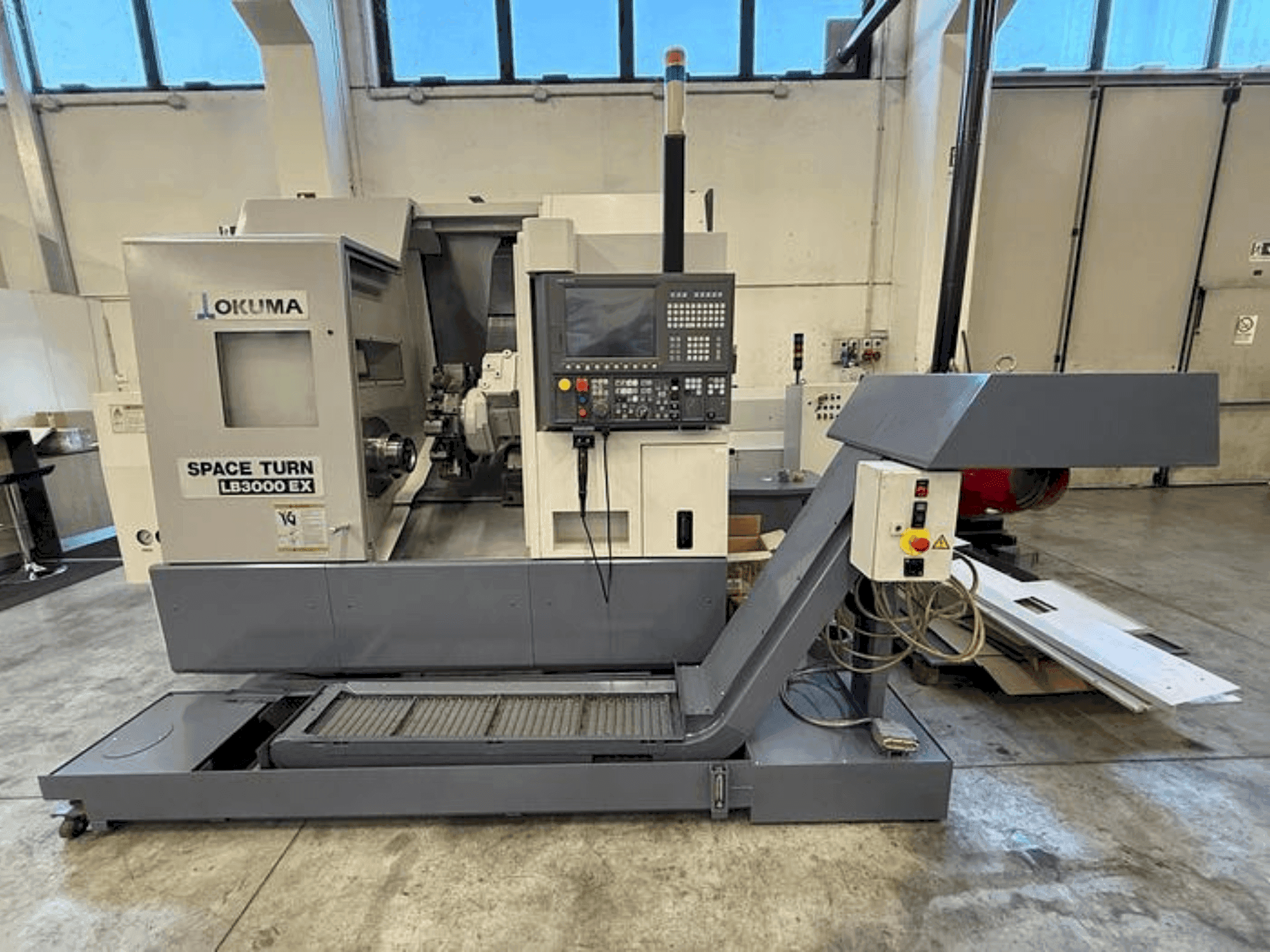 Widok z przodu maszyny Okuma LB 3000 EX MYT