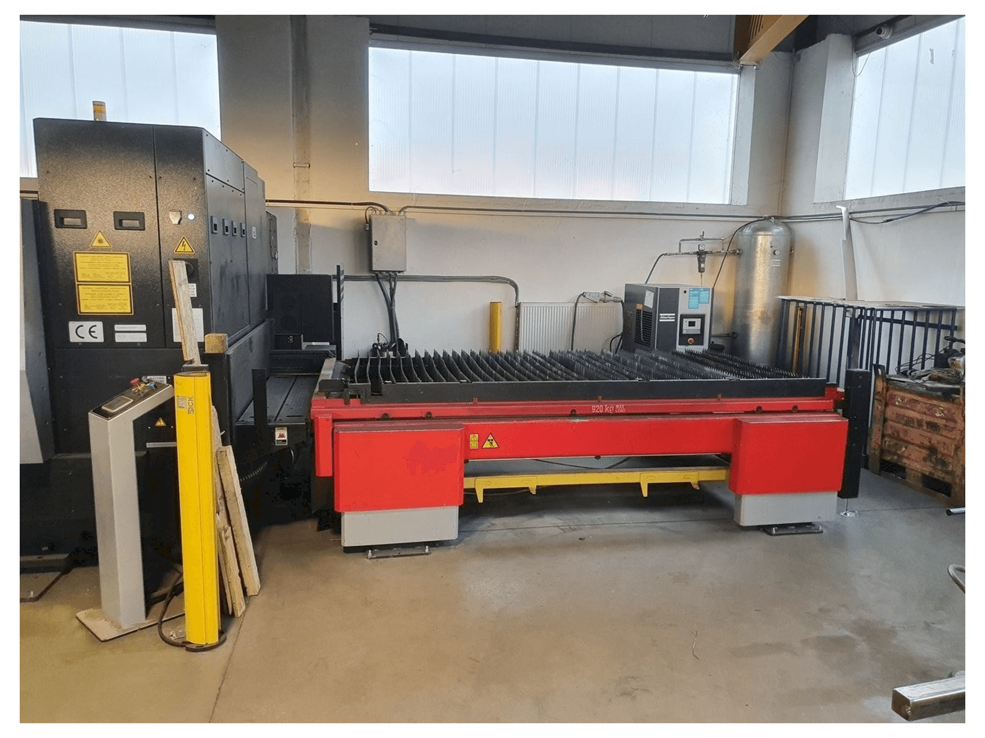 Widok z przodu maszyny AMADA 3015 AJ