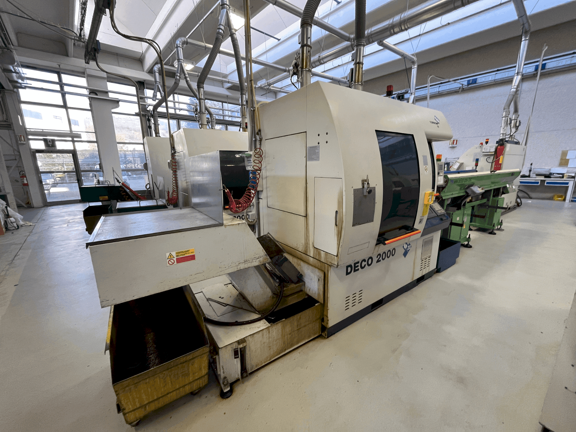 Widok z przodu maszyny TORNOS DECO 2000/20