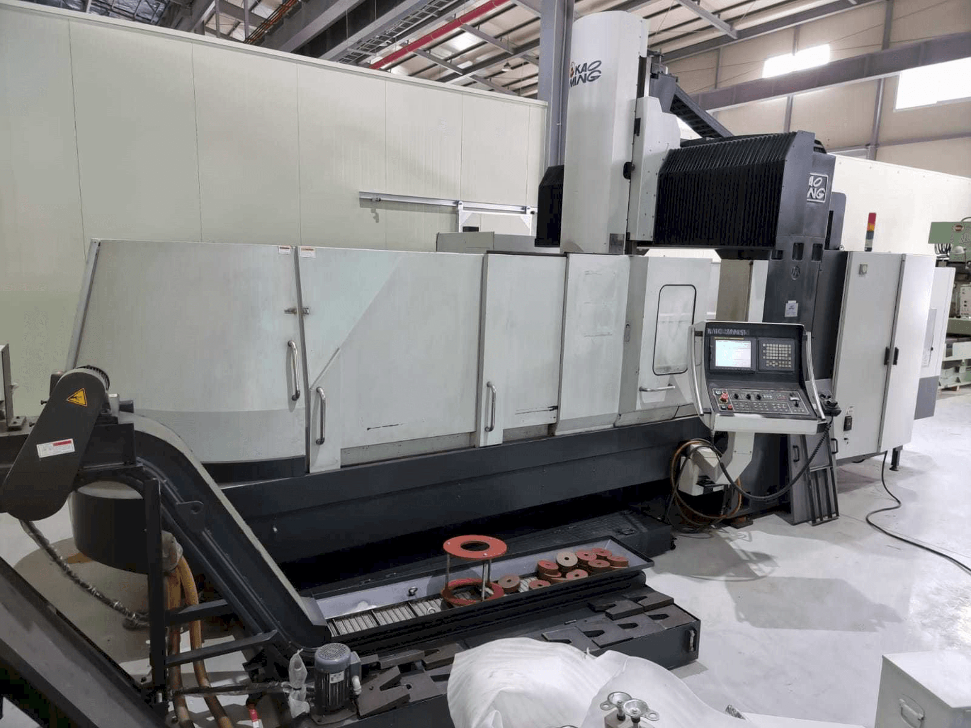 Widok z przodu maszyny KAOMING KMC-3000SV