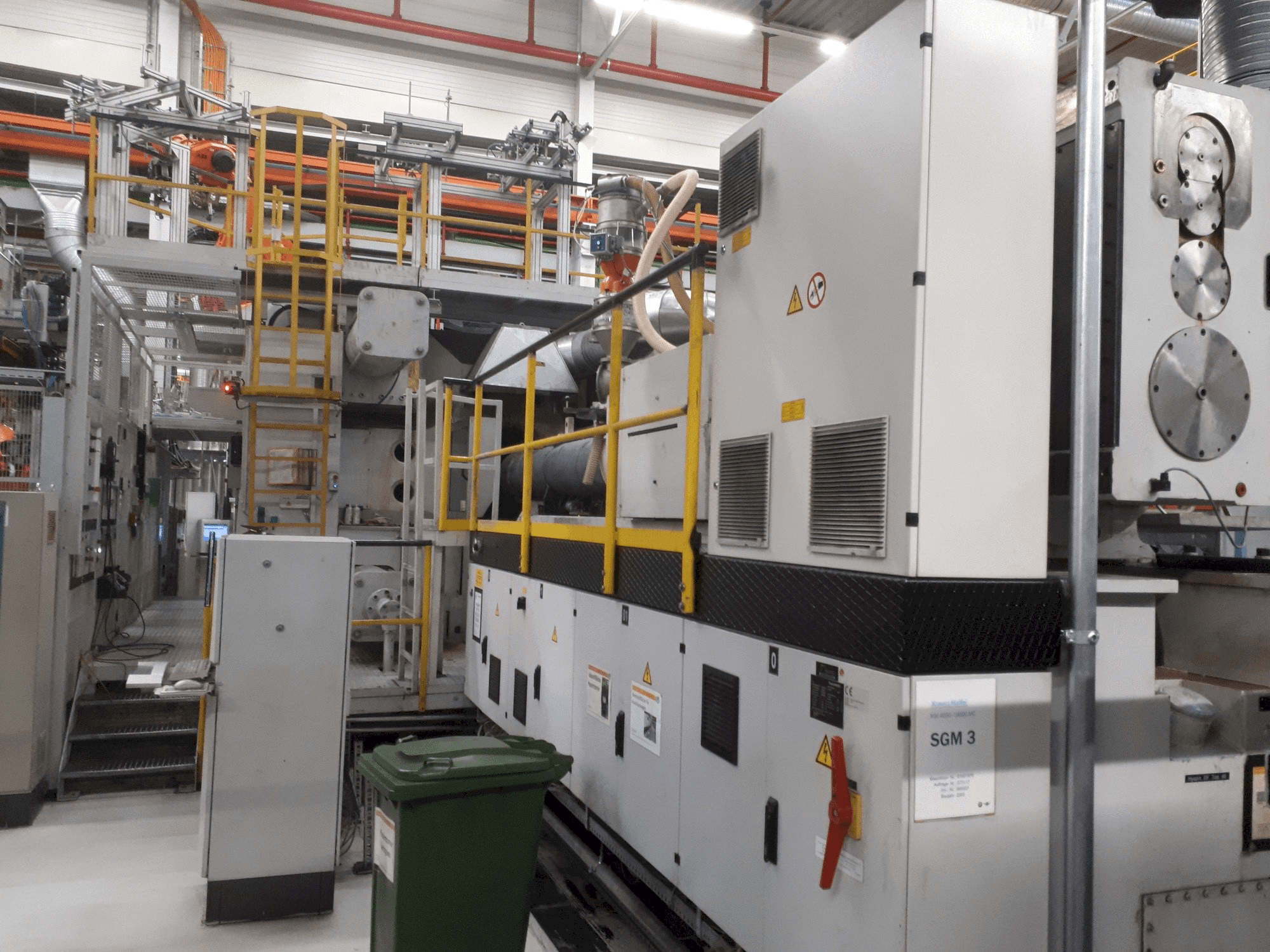 Widok z przodu maszyny Krauss Maffei 4000-19000 MC