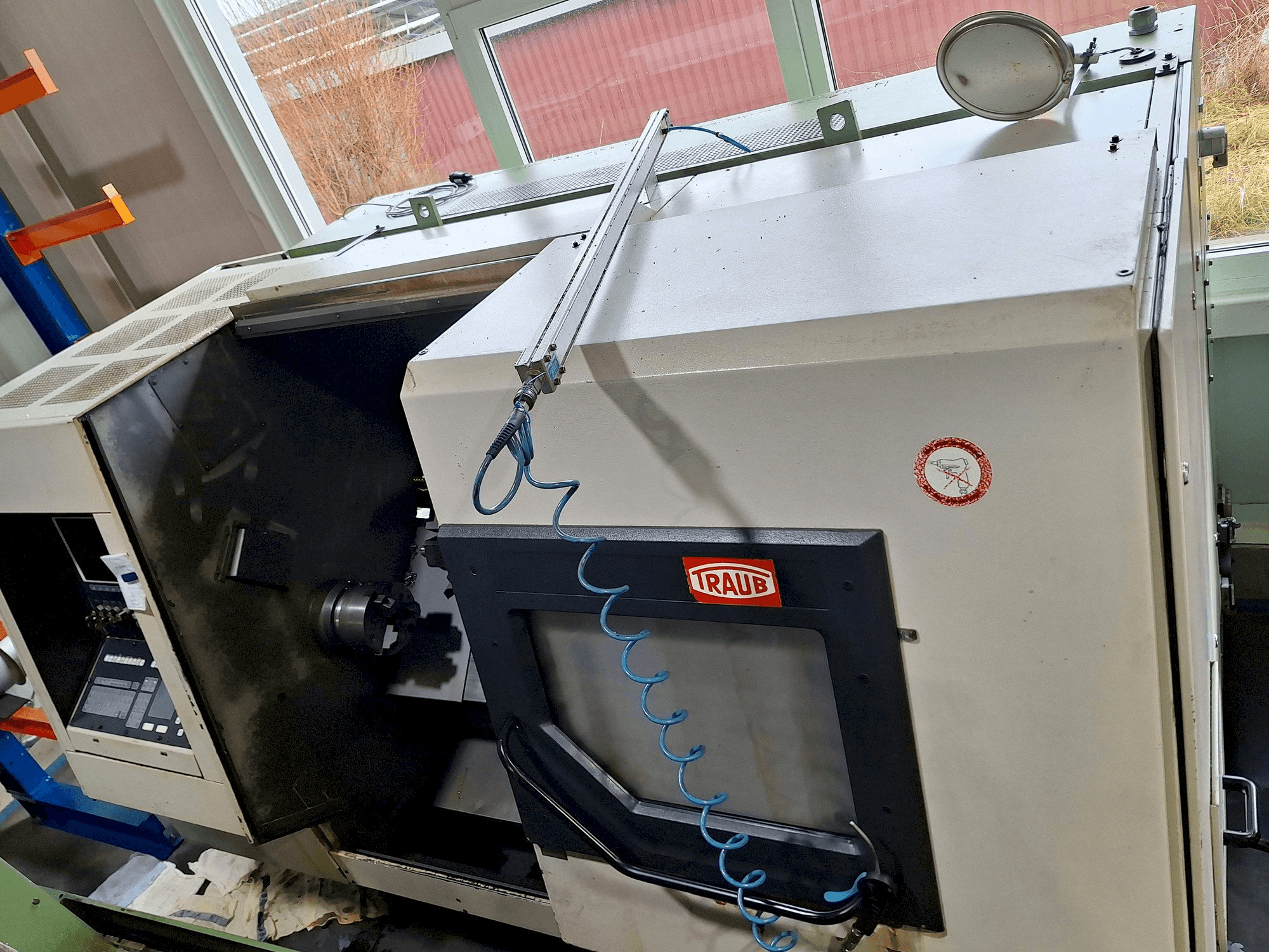 Widok z przodu maszyny TRAUB TND 400