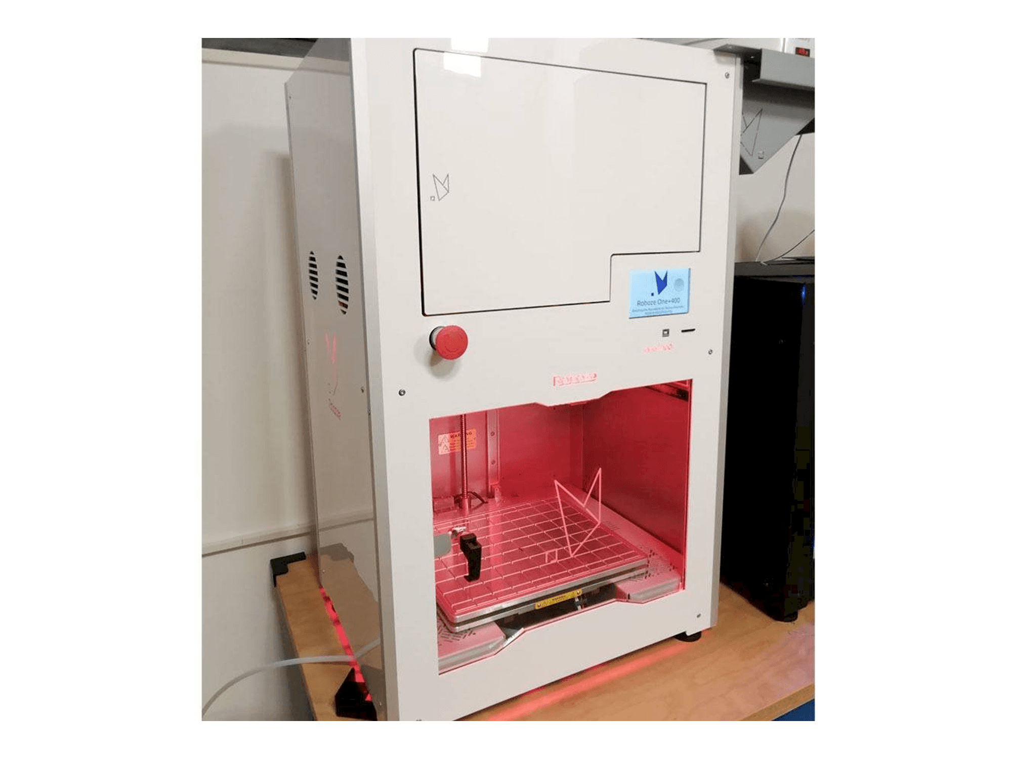 Widok z przodu maszyny Roboze One Plus 400