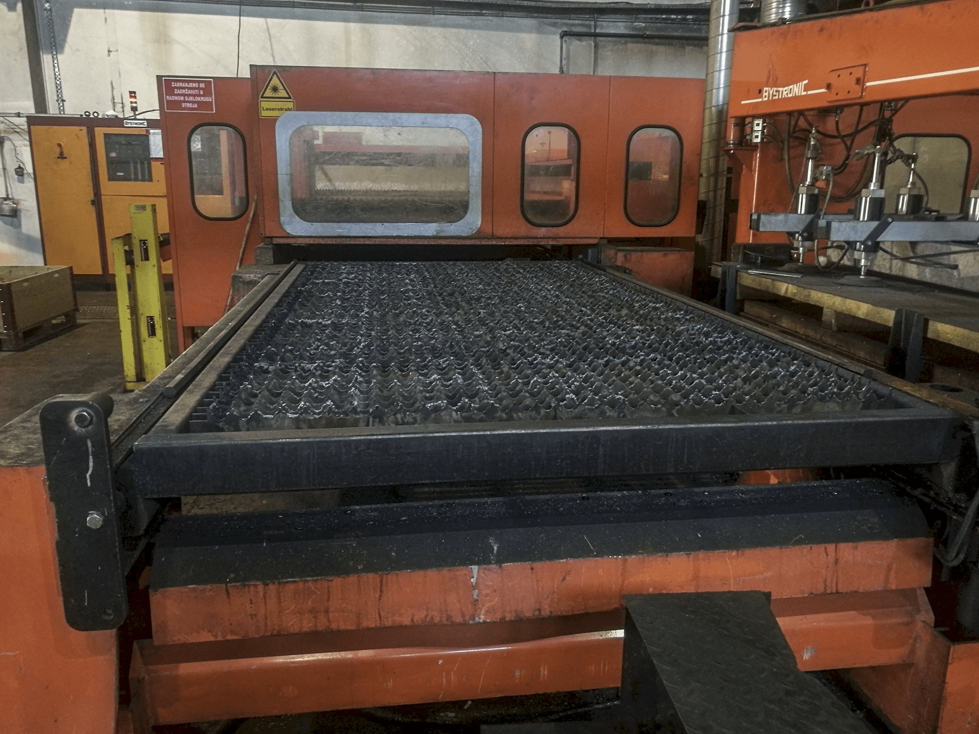 Widok z przodu maszyny Bystronic Bystar 3015