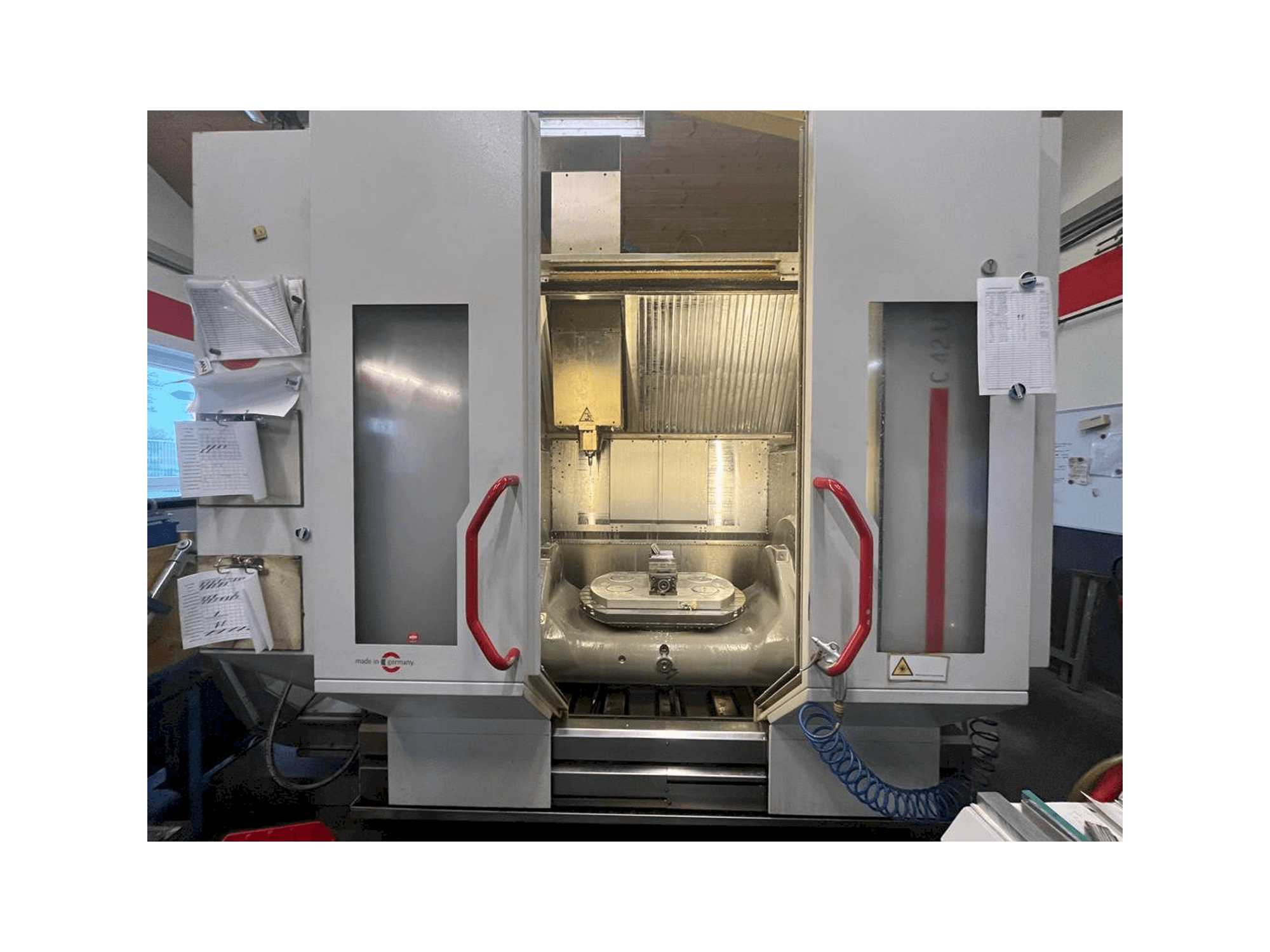 Widok z przodu maszyny HERMLE C42 U