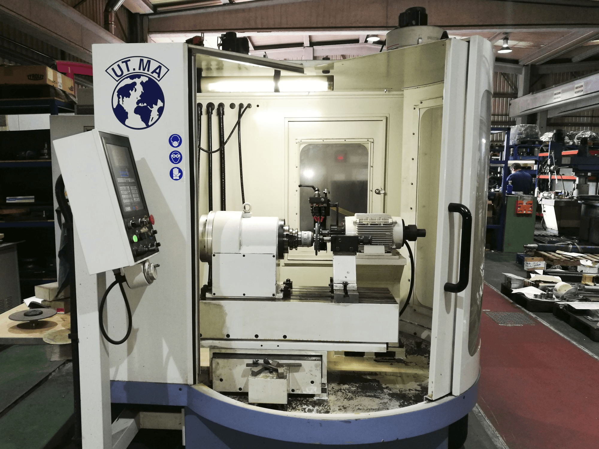 Widok z przodu maszyny UT.MA P20 CNC