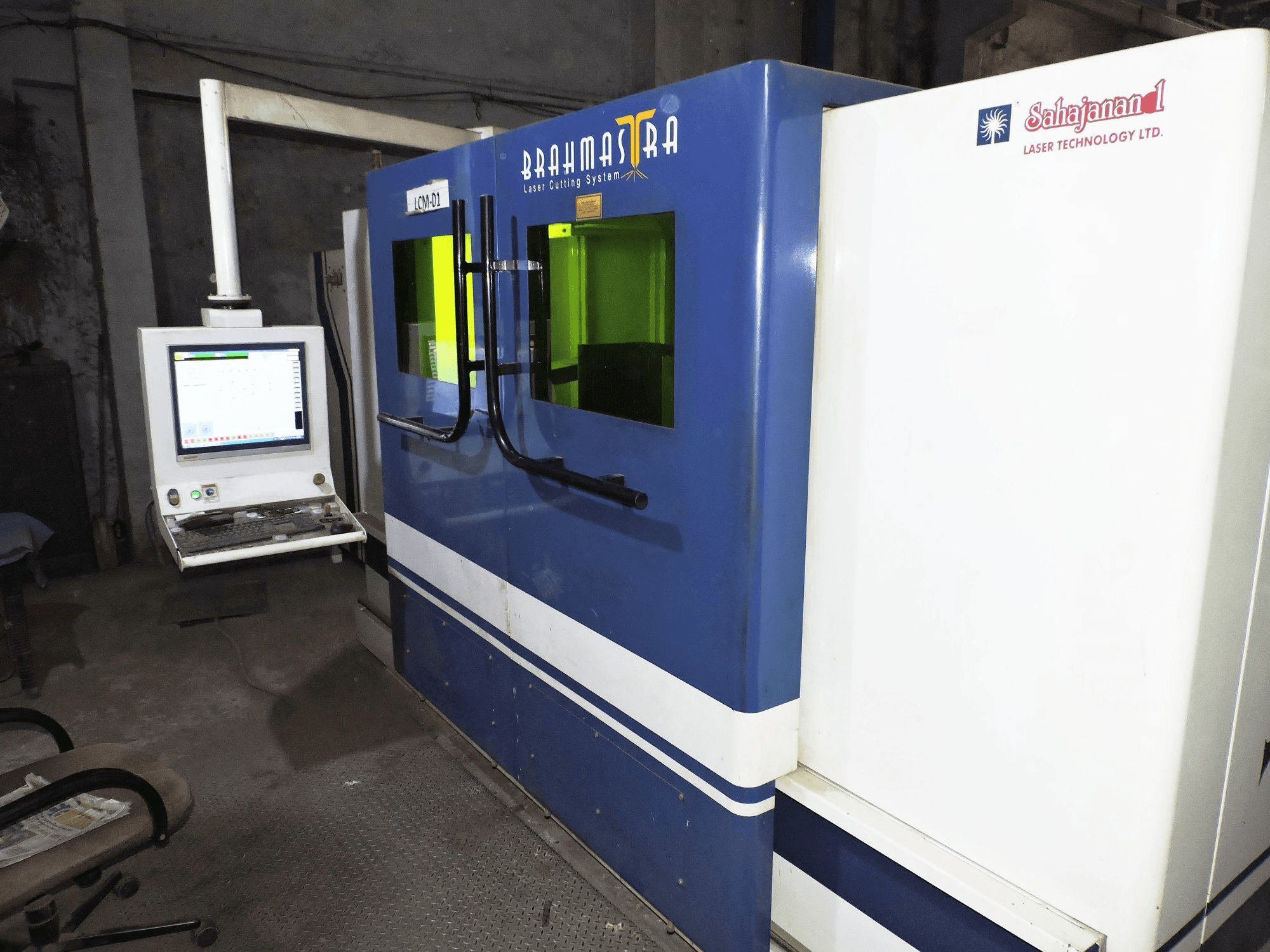 Widok z lewej maszyny Sahajanand Brahmastra- Vector 3015 F1.0