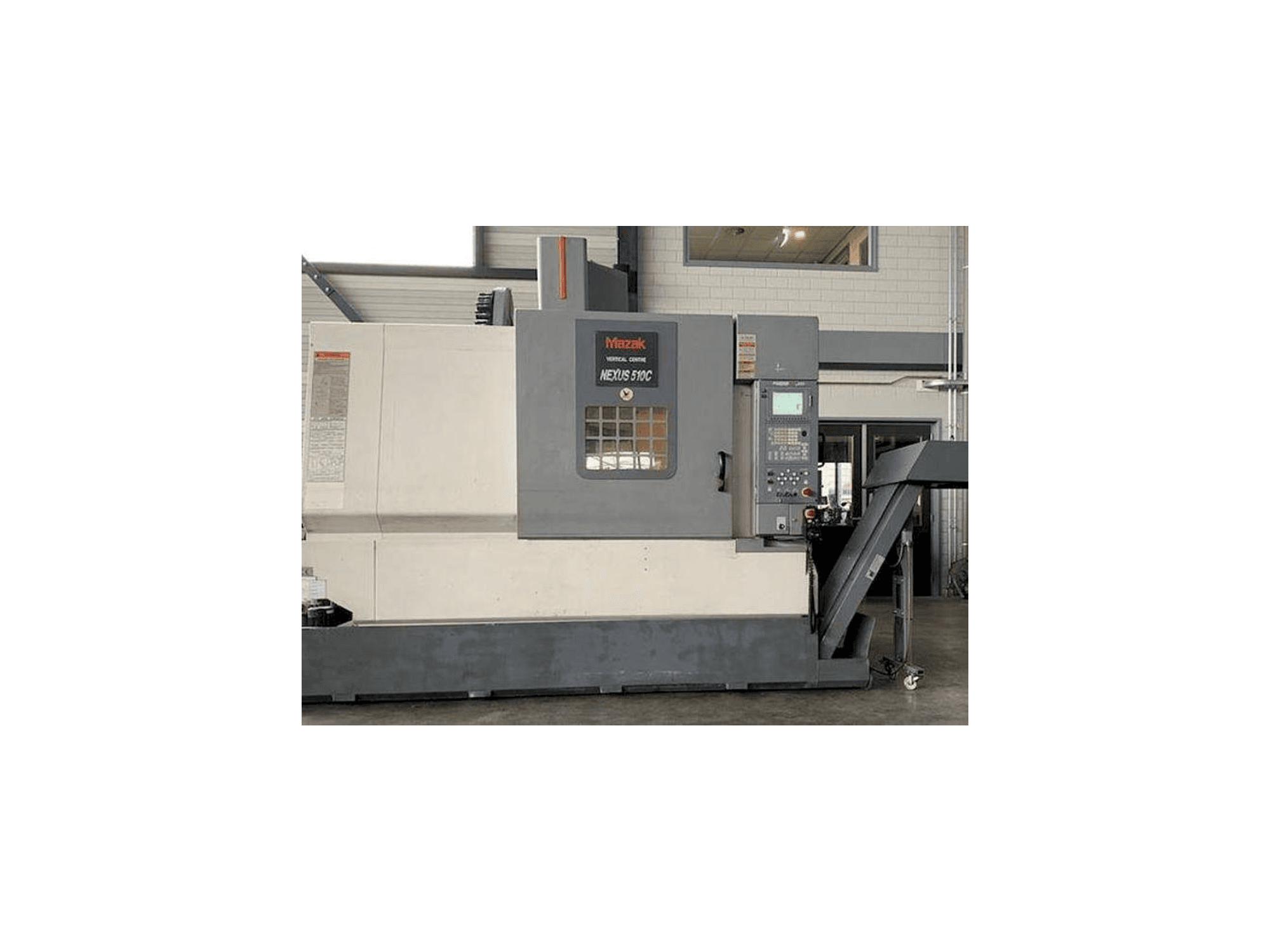 Widok z przodu maszyny Mazak NEXUS 510C