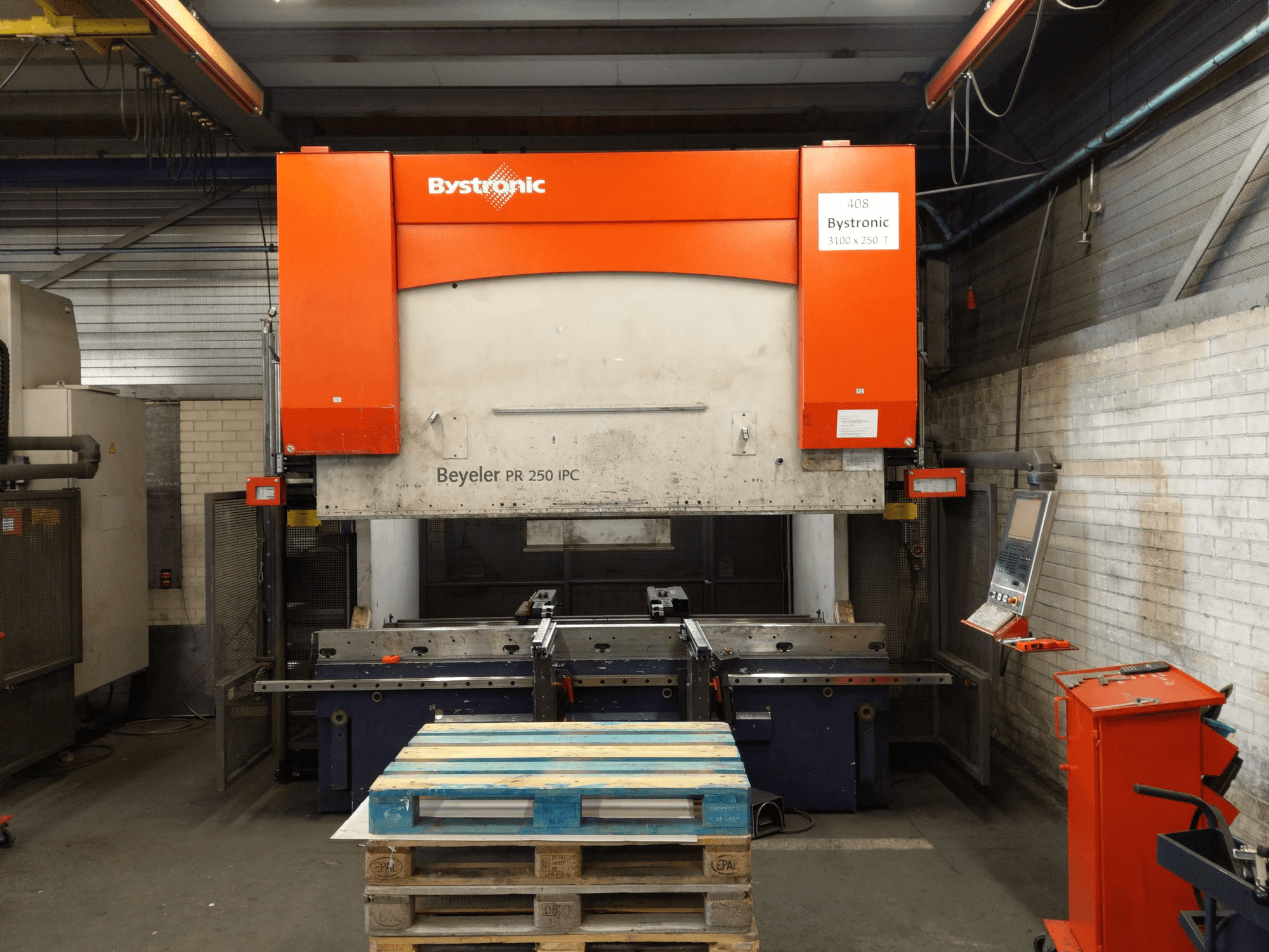 Widok z przodu maszyny Bystronic PR 250 X 3100
