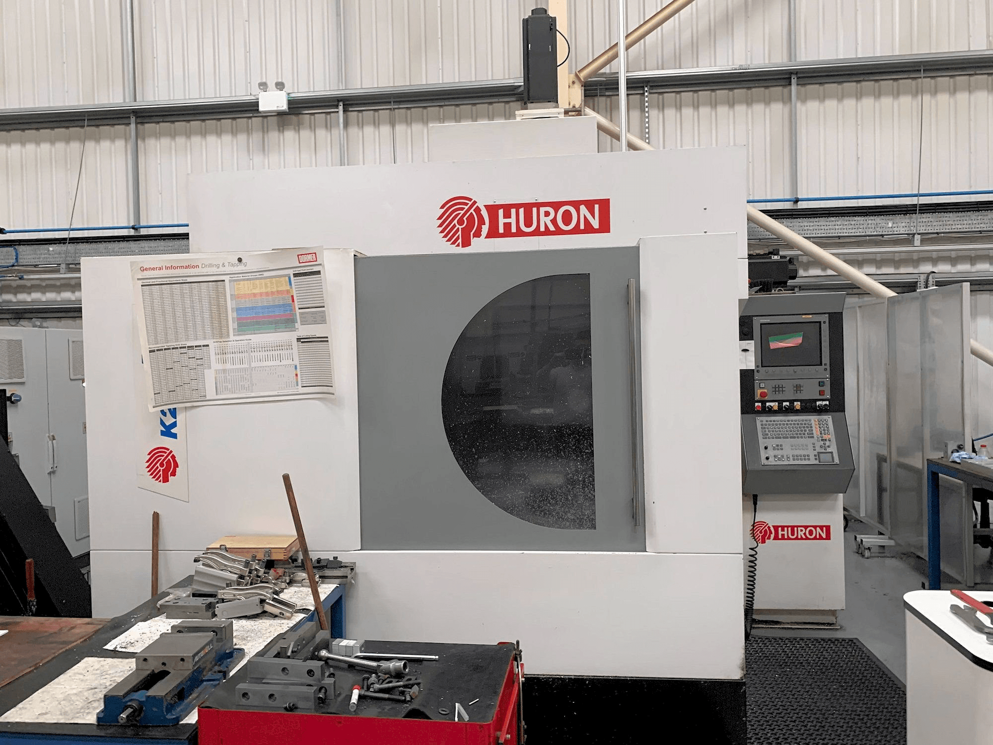 Widok z przodu maszyny Hurco K2X 10