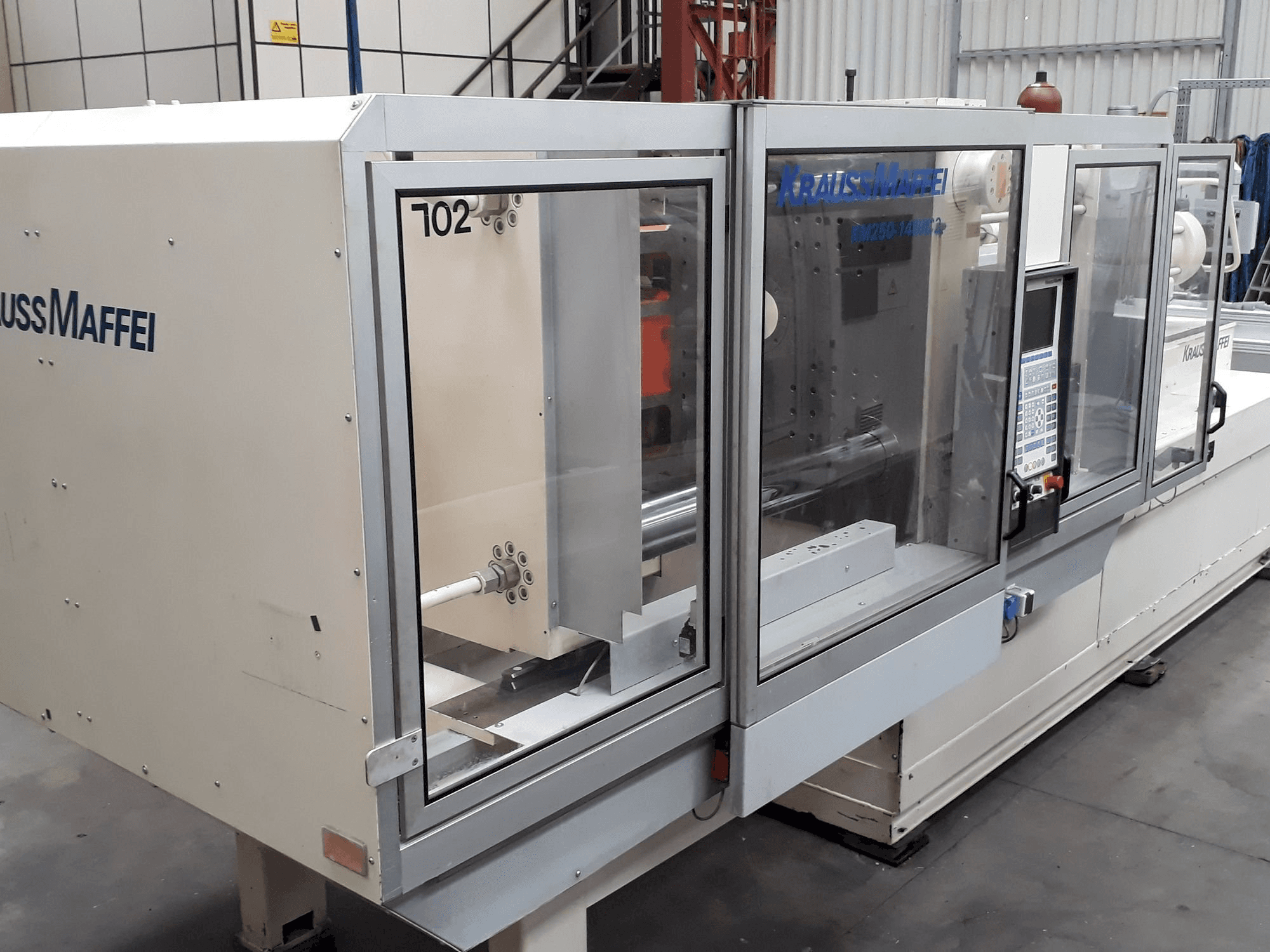 Widok z przodu maszyny Krauss Maffei 250-1400 C2