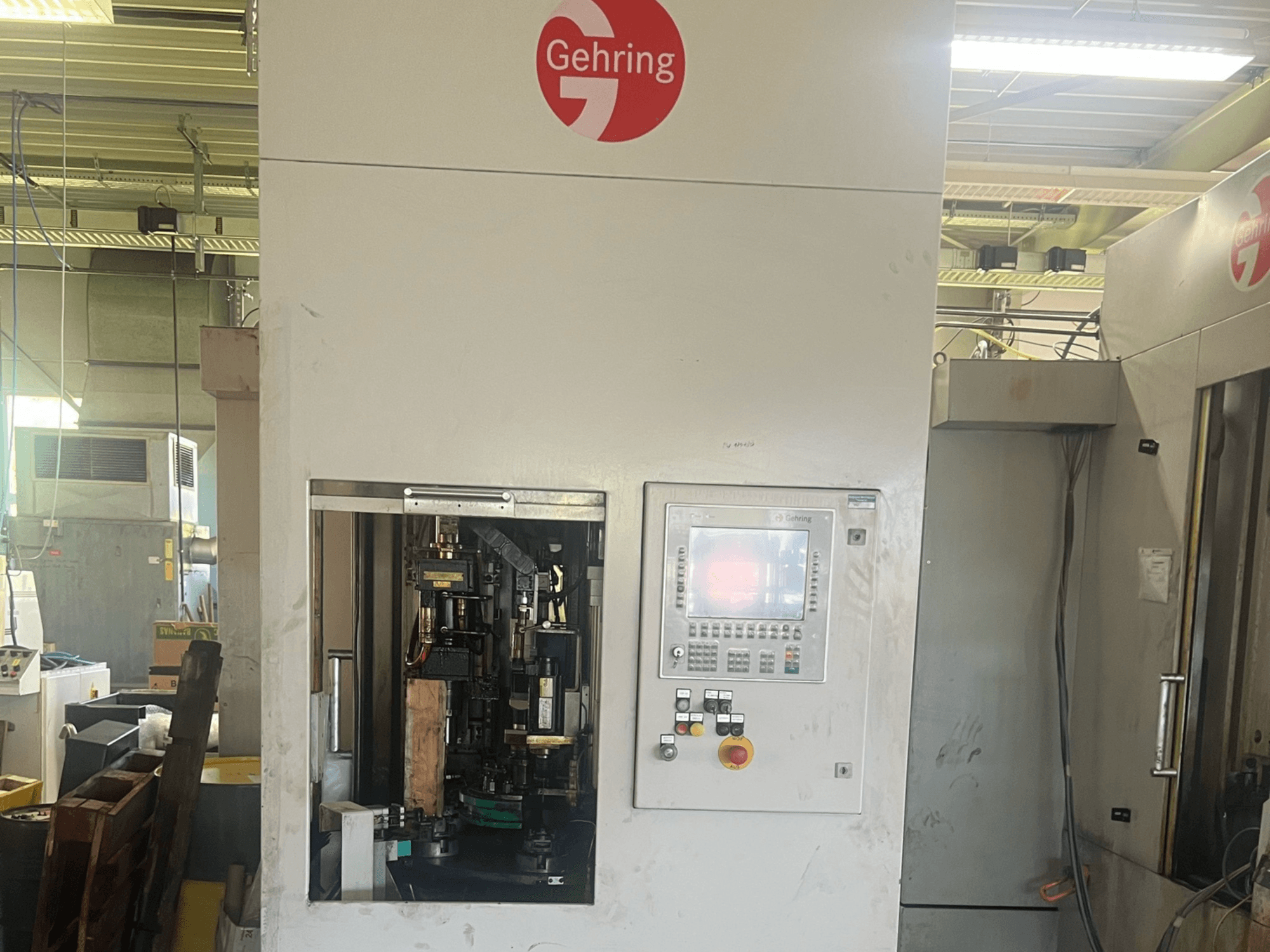 Pionowa honownica GEHRING L2-630, widok z przodu, z elementami sterującymi i wewnętrzną mechaniką honowania.