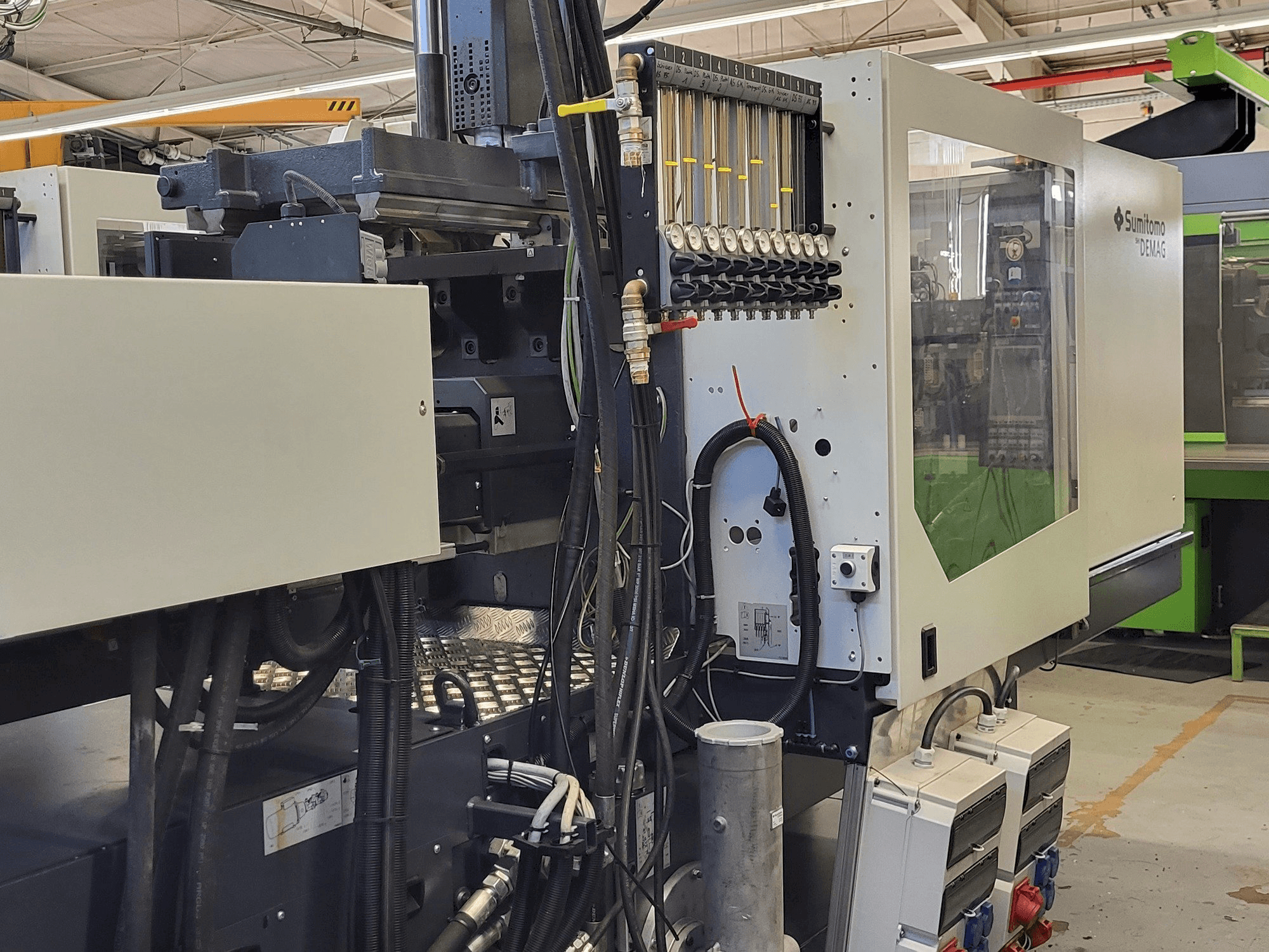 Widok lewej strony maszyny Sumitomo SHI DEMAG Systec Multi 120/470-200h/80V