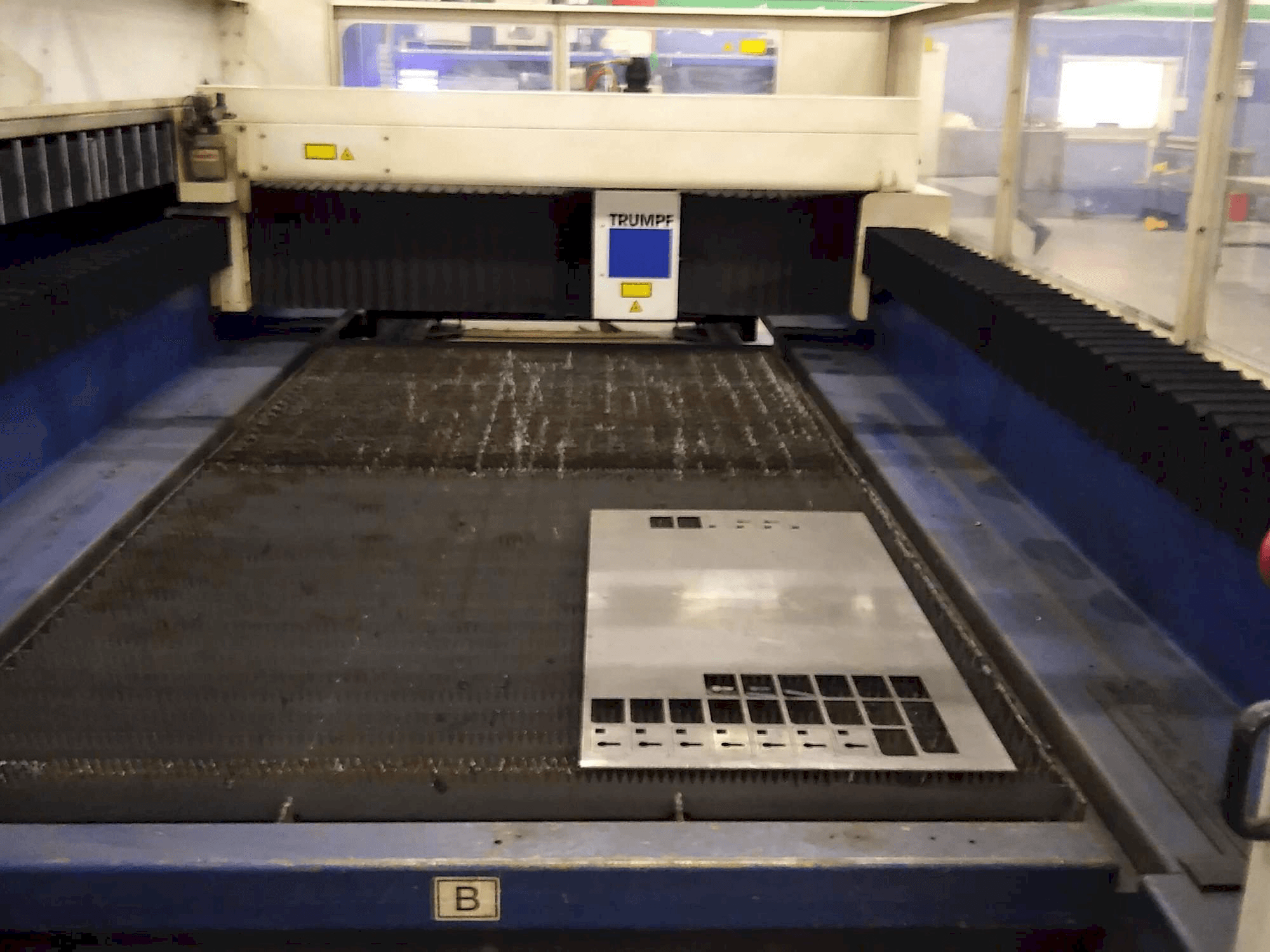 Widok z przodu maszyny Trumpf L3030